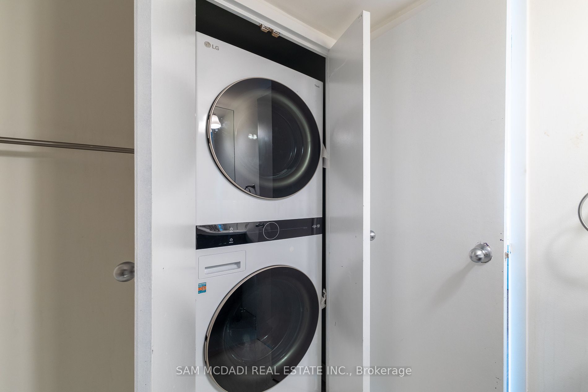 10 Yonge St, #1404