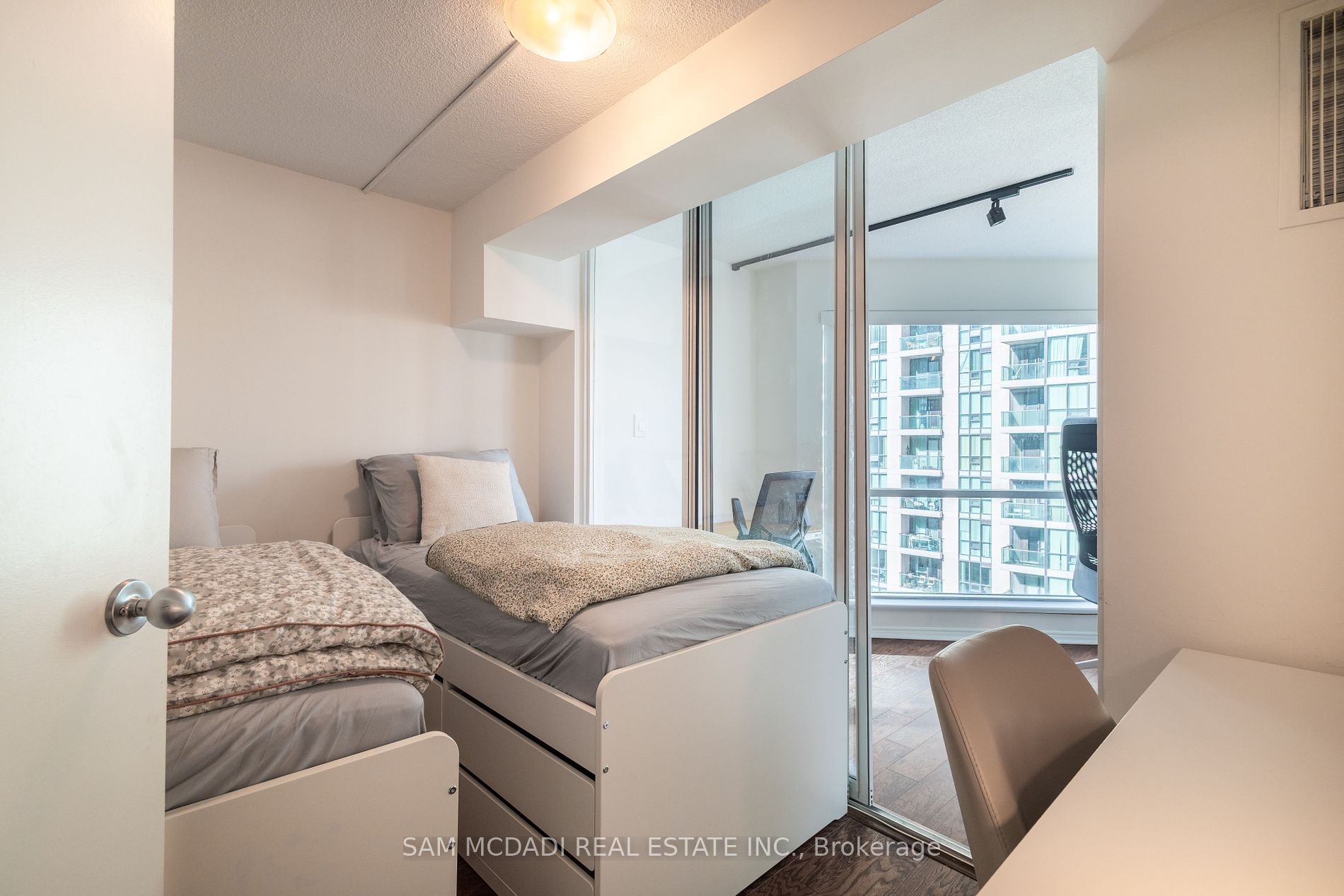 10 Yonge St, #1404