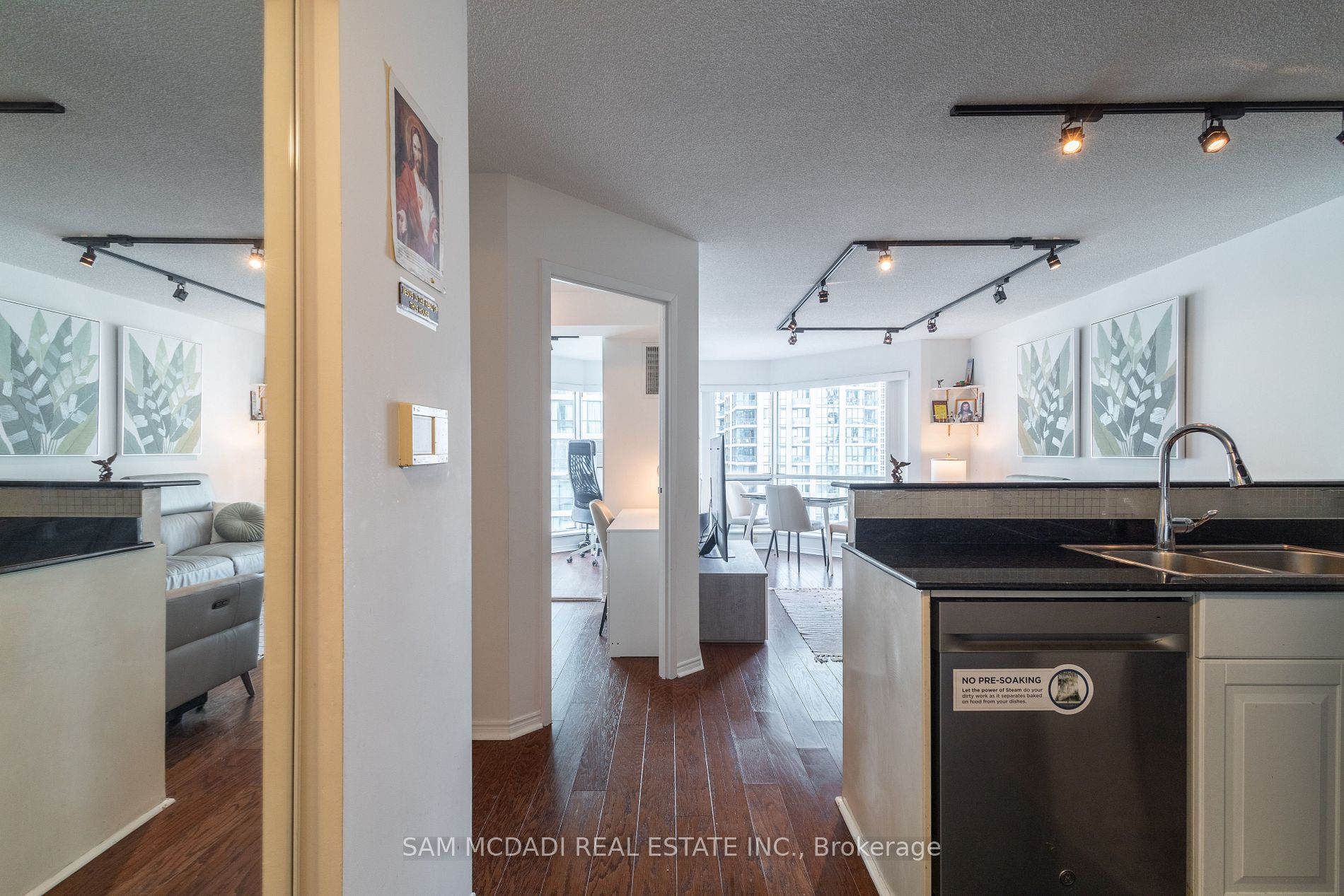 10 Yonge St, #1404