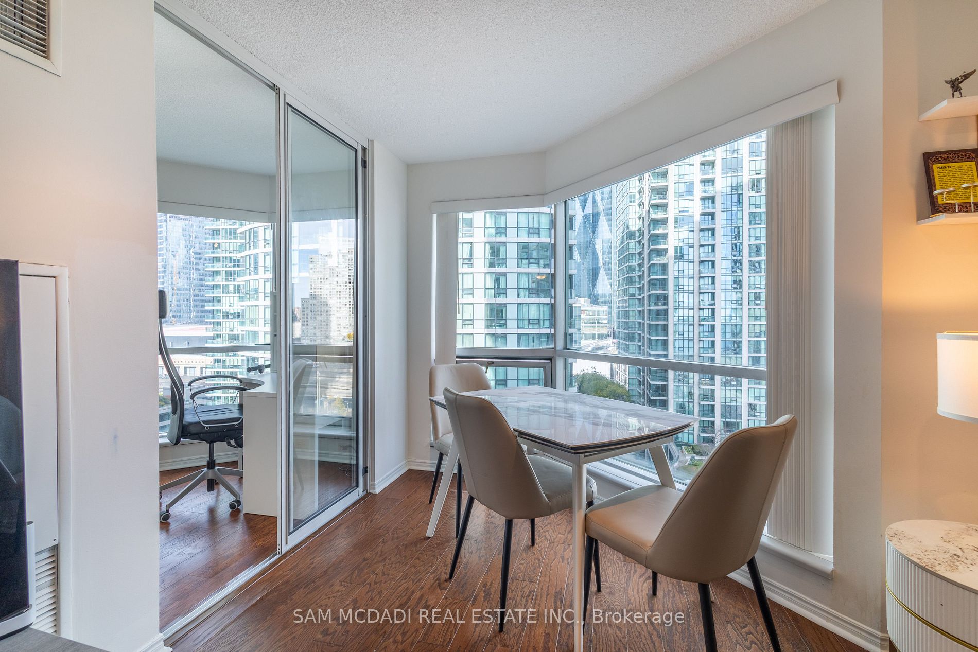 10 Yonge St, #1404