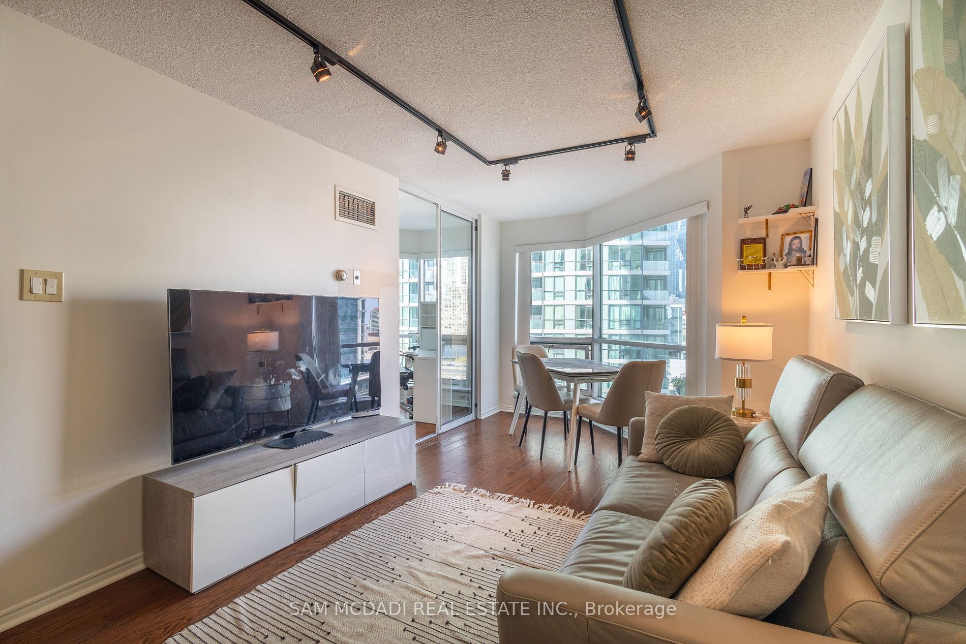 10 Yonge St, #1404