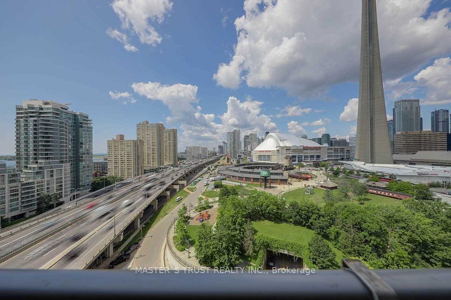 25 Lower Simcoe St, #809
