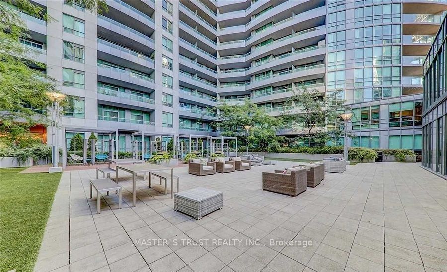 25 Lower Simcoe St, #809