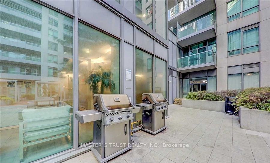 25 Lower Simcoe St, #809