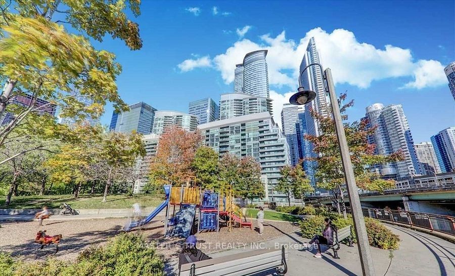 25 Lower Simcoe St, #809