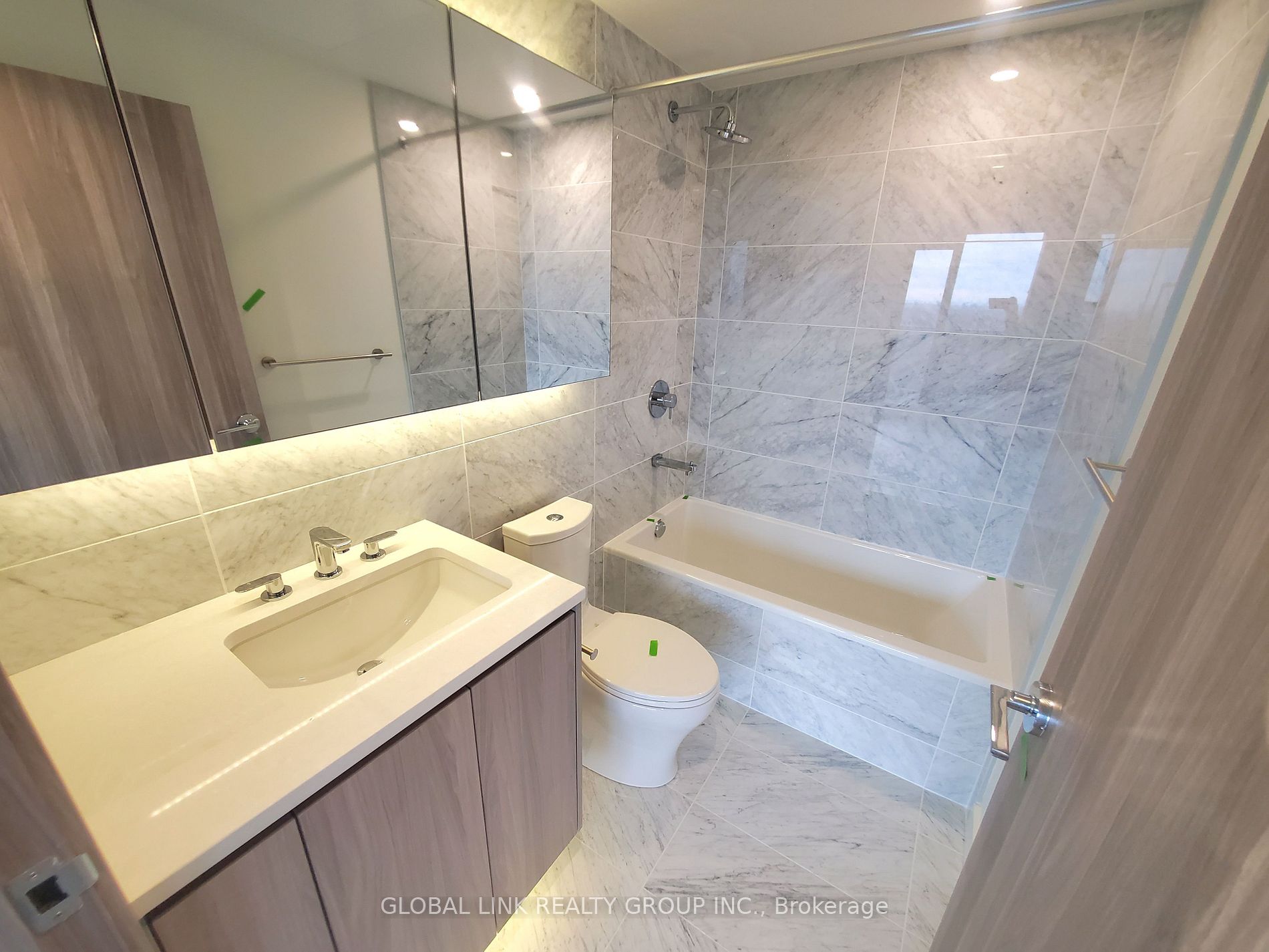 95 MCMAHON Dr, #3502