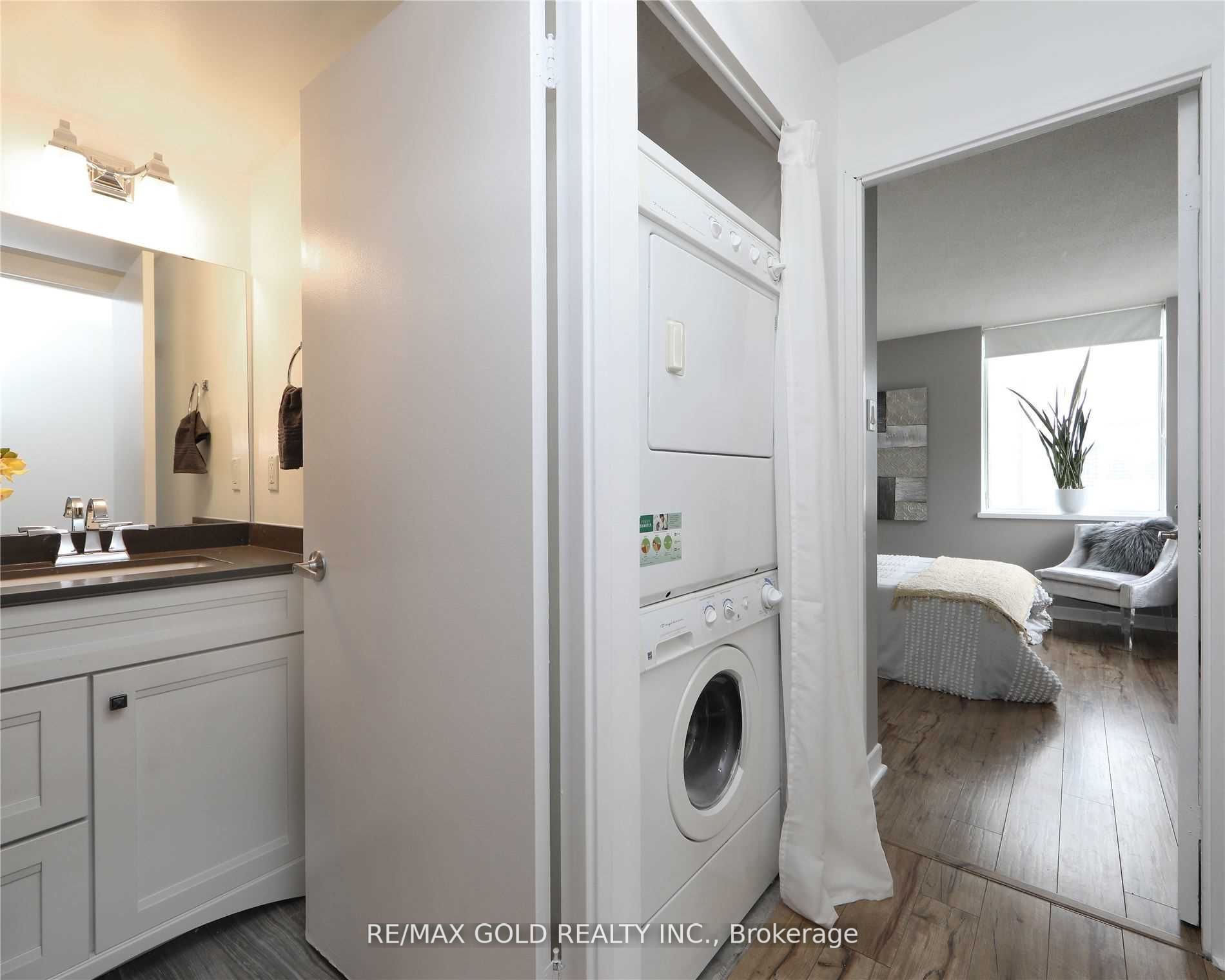 260 Queens Quay W, #1406