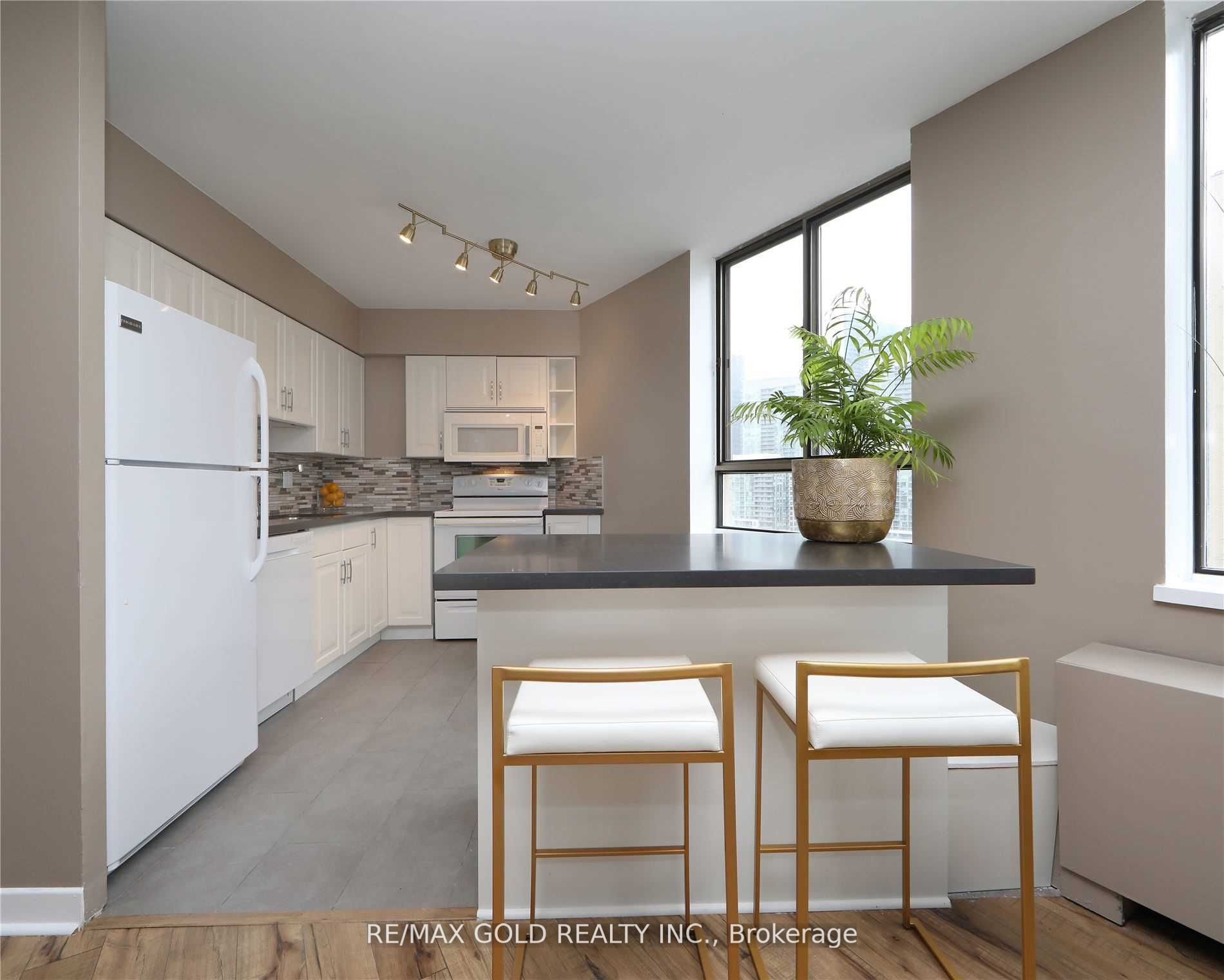 260 Queens Quay W, #1406