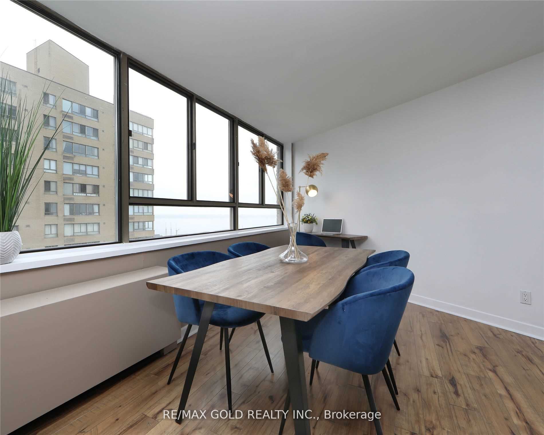 260 Queens Quay W, #1406