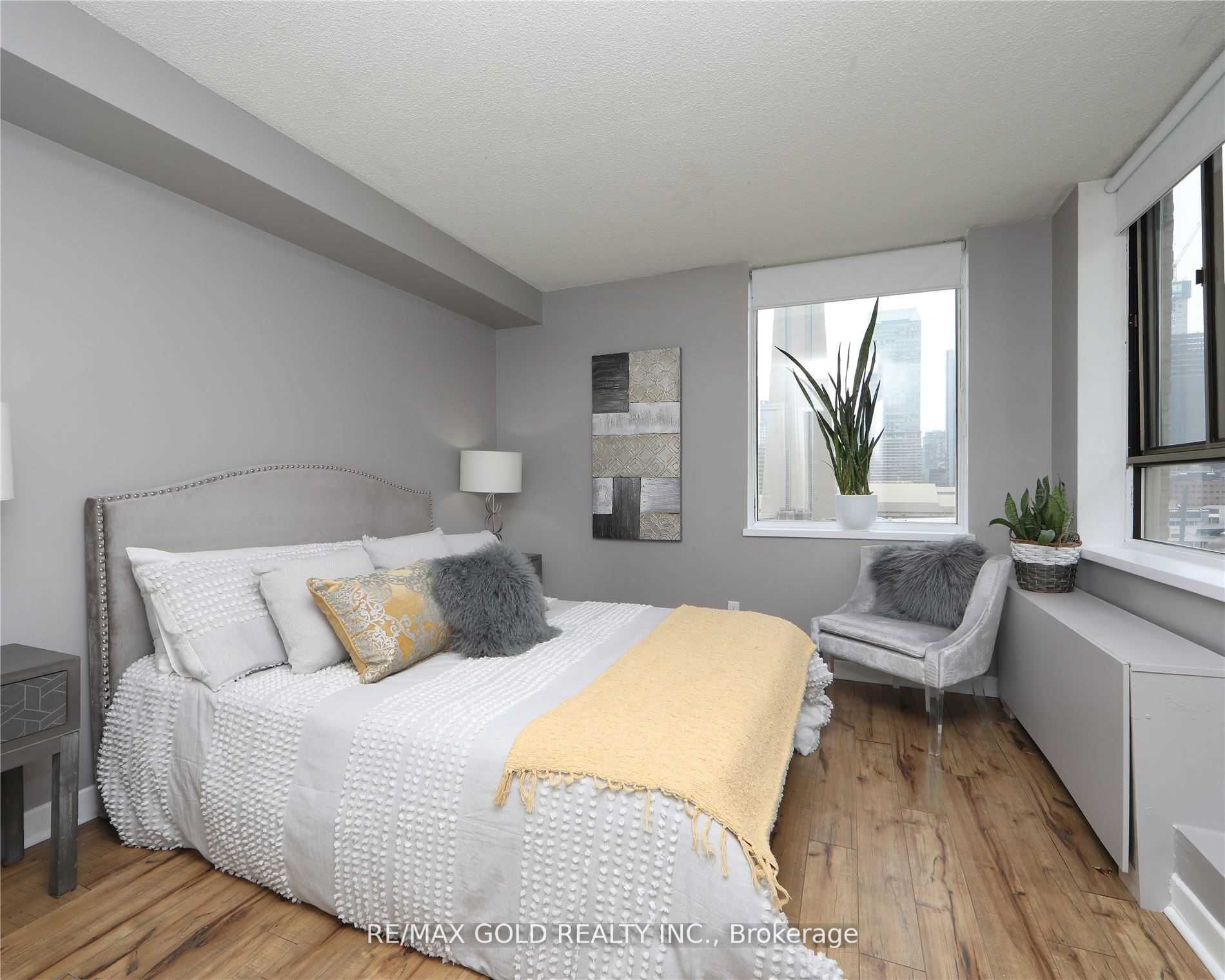 260 Queens Quay W, #1406