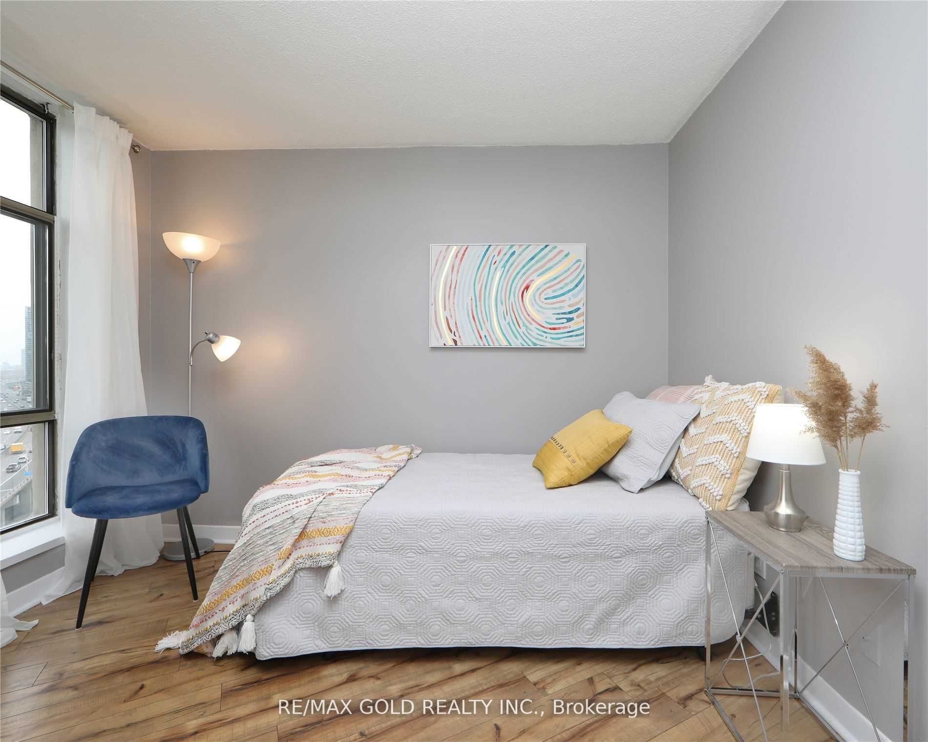 260 Queens Quay W, #1406
