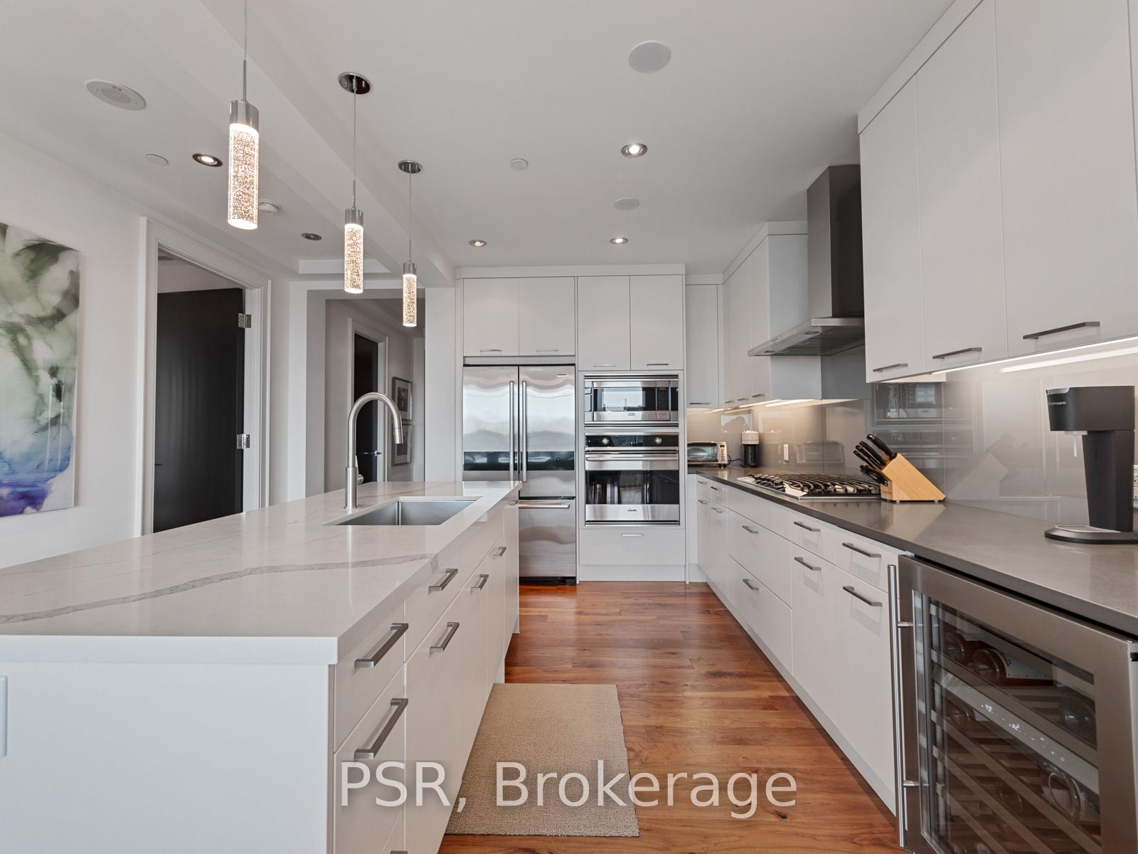 77 Charles St W, #906