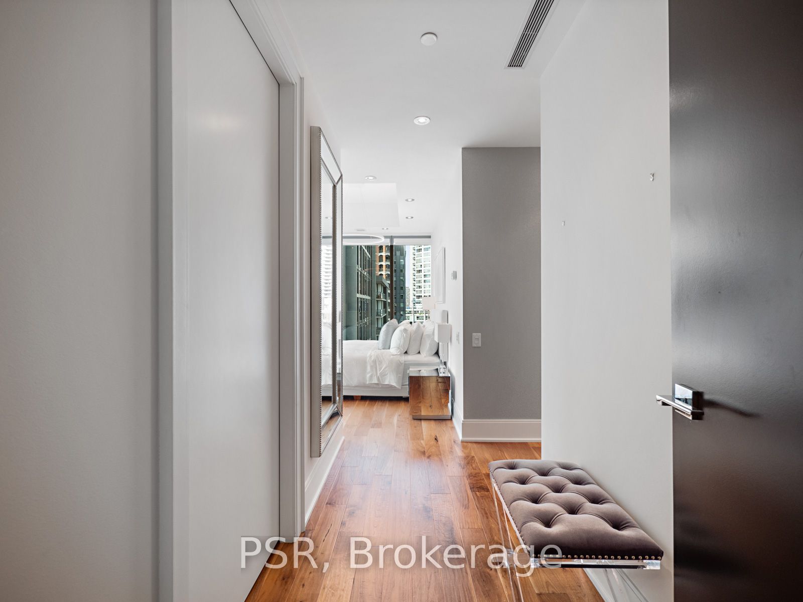 77 Charles St W, #906