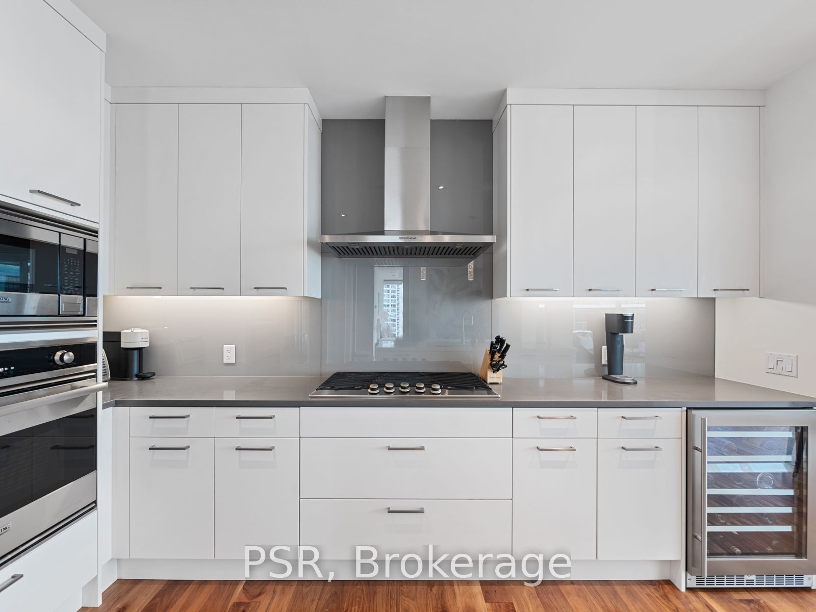 77 Charles St W, #906