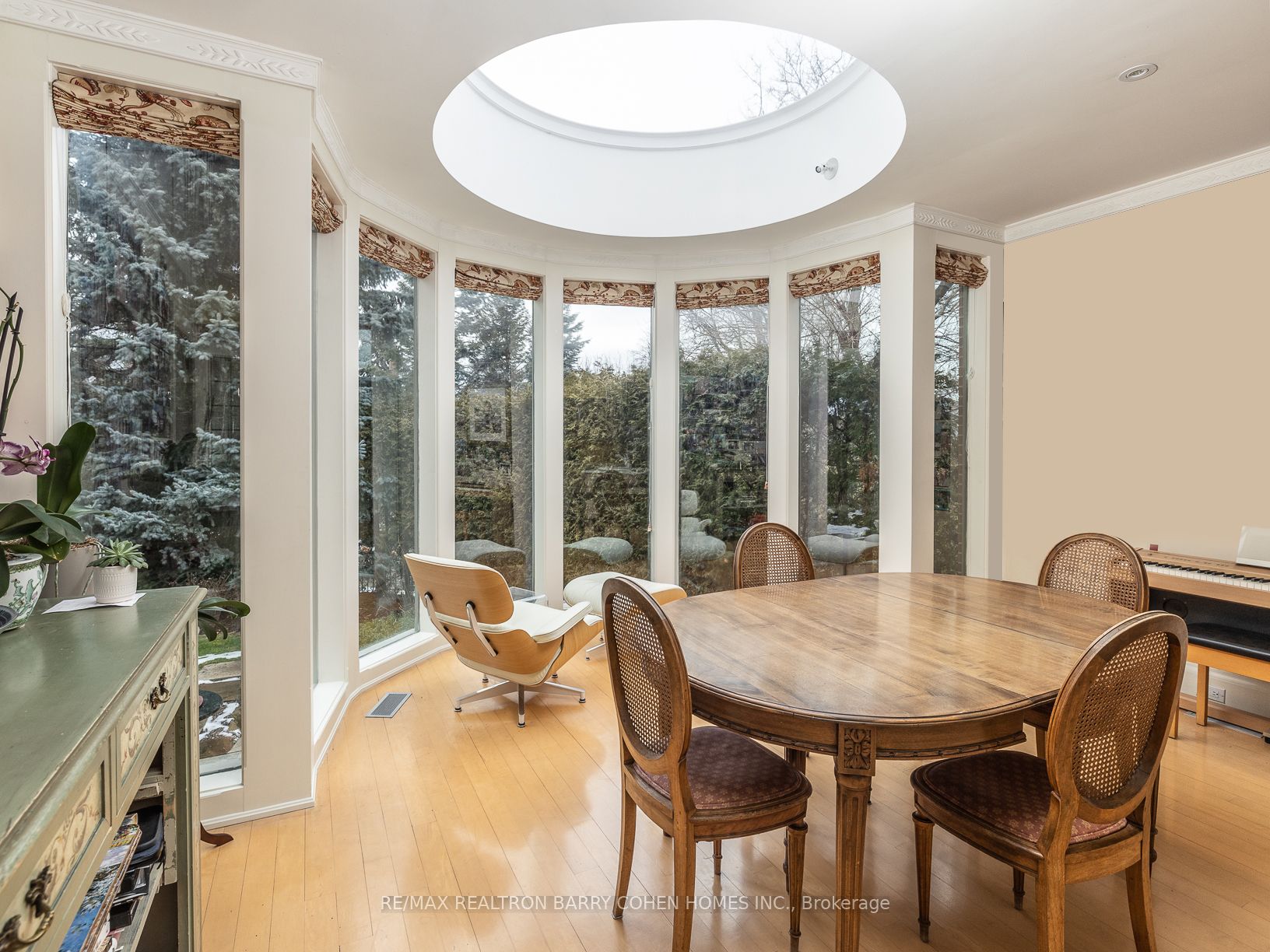 253 Dunvegan Rd
