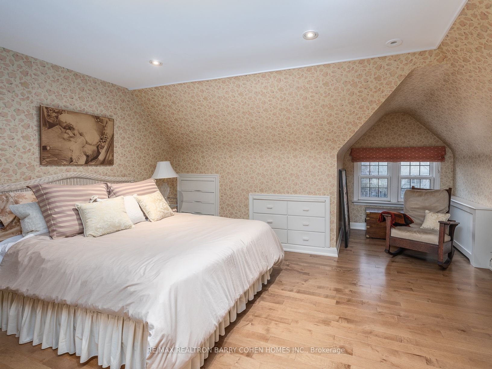 253 Dunvegan Rd