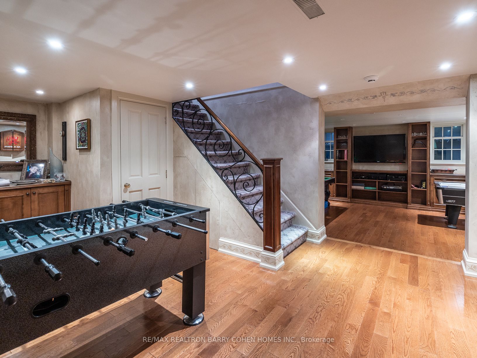 253 Dunvegan Rd