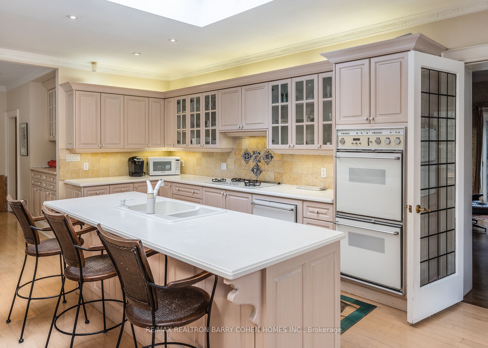 253 Dunvegan Rd