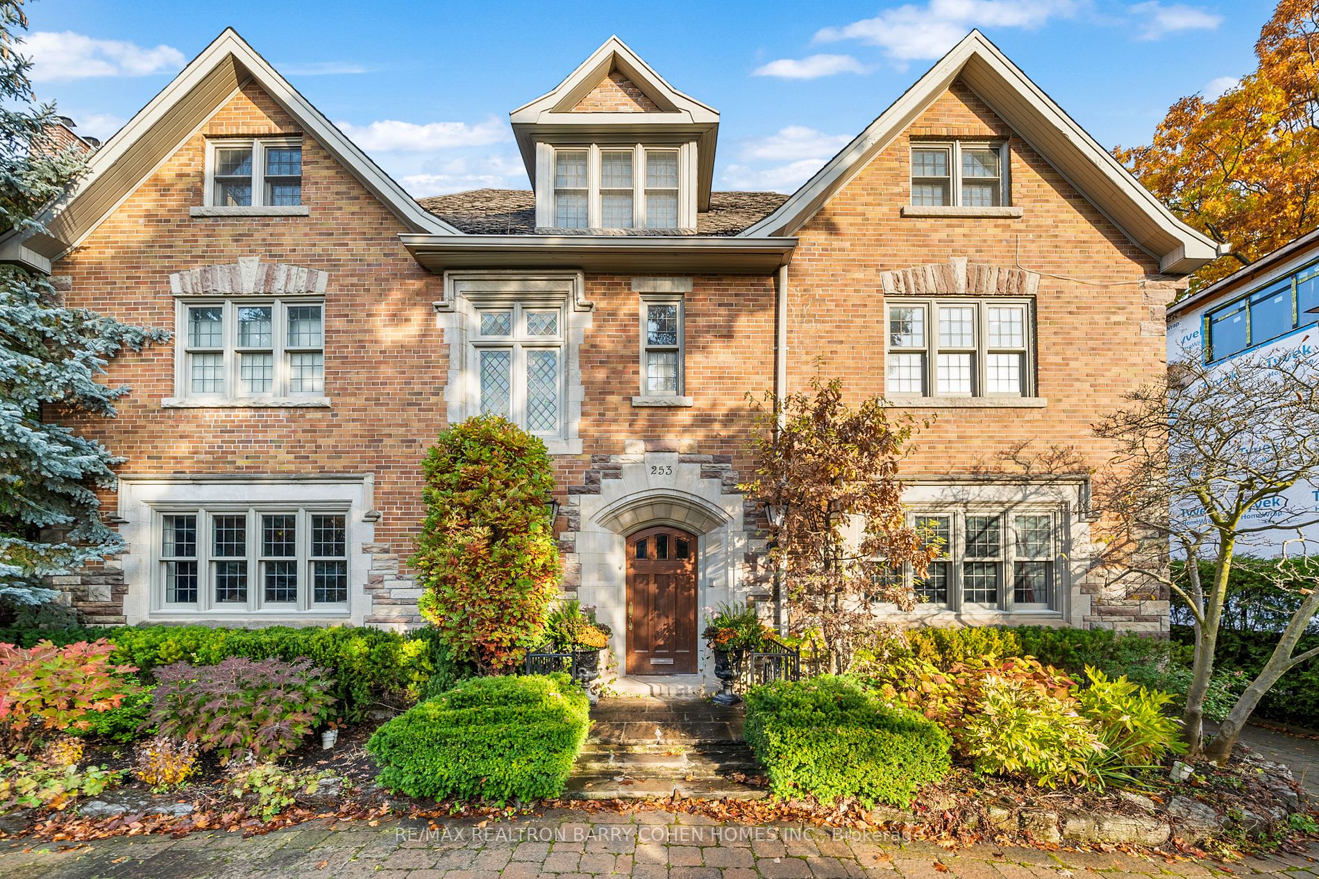 253 Dunvegan Rd