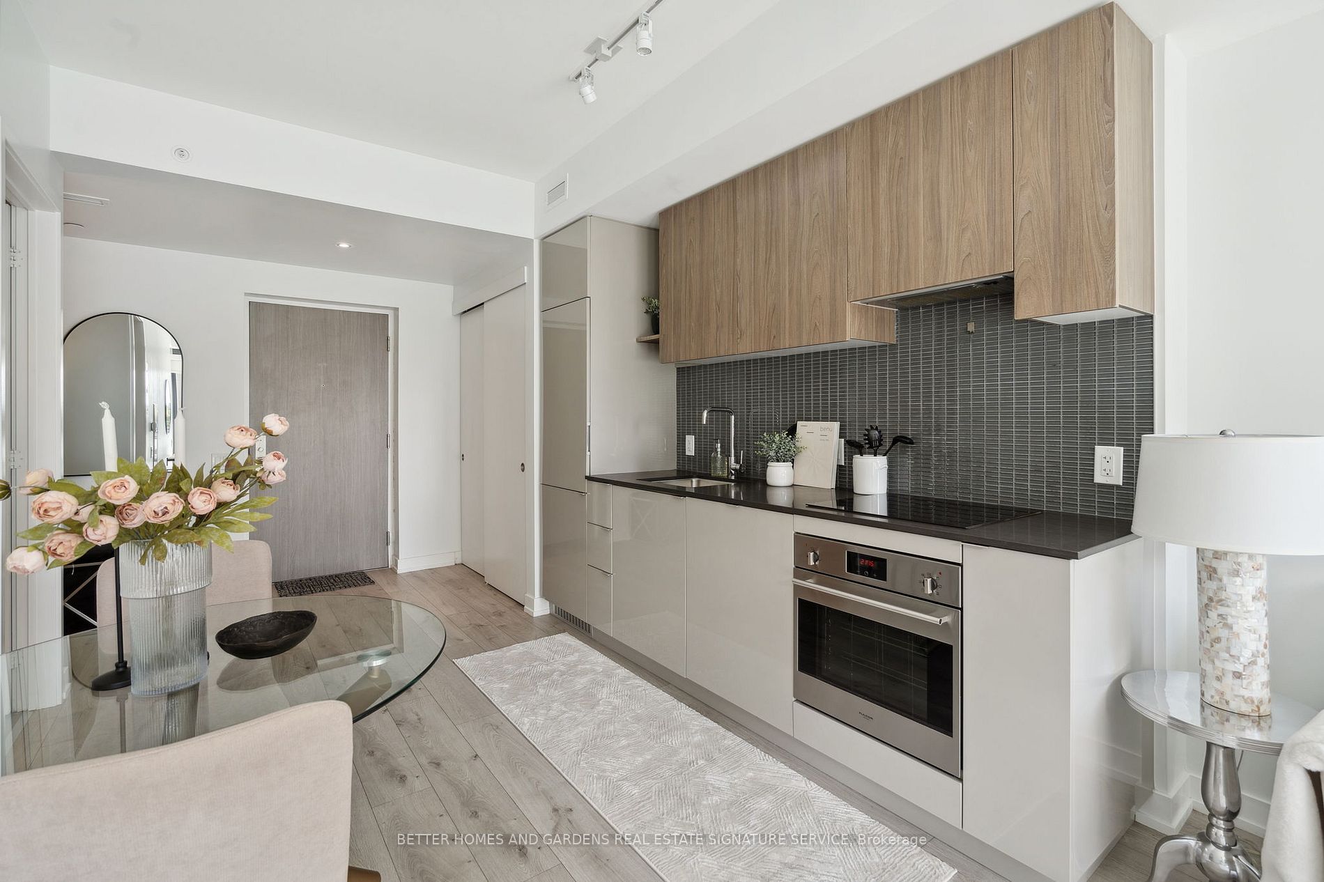 161 Roehampton Ave, #515