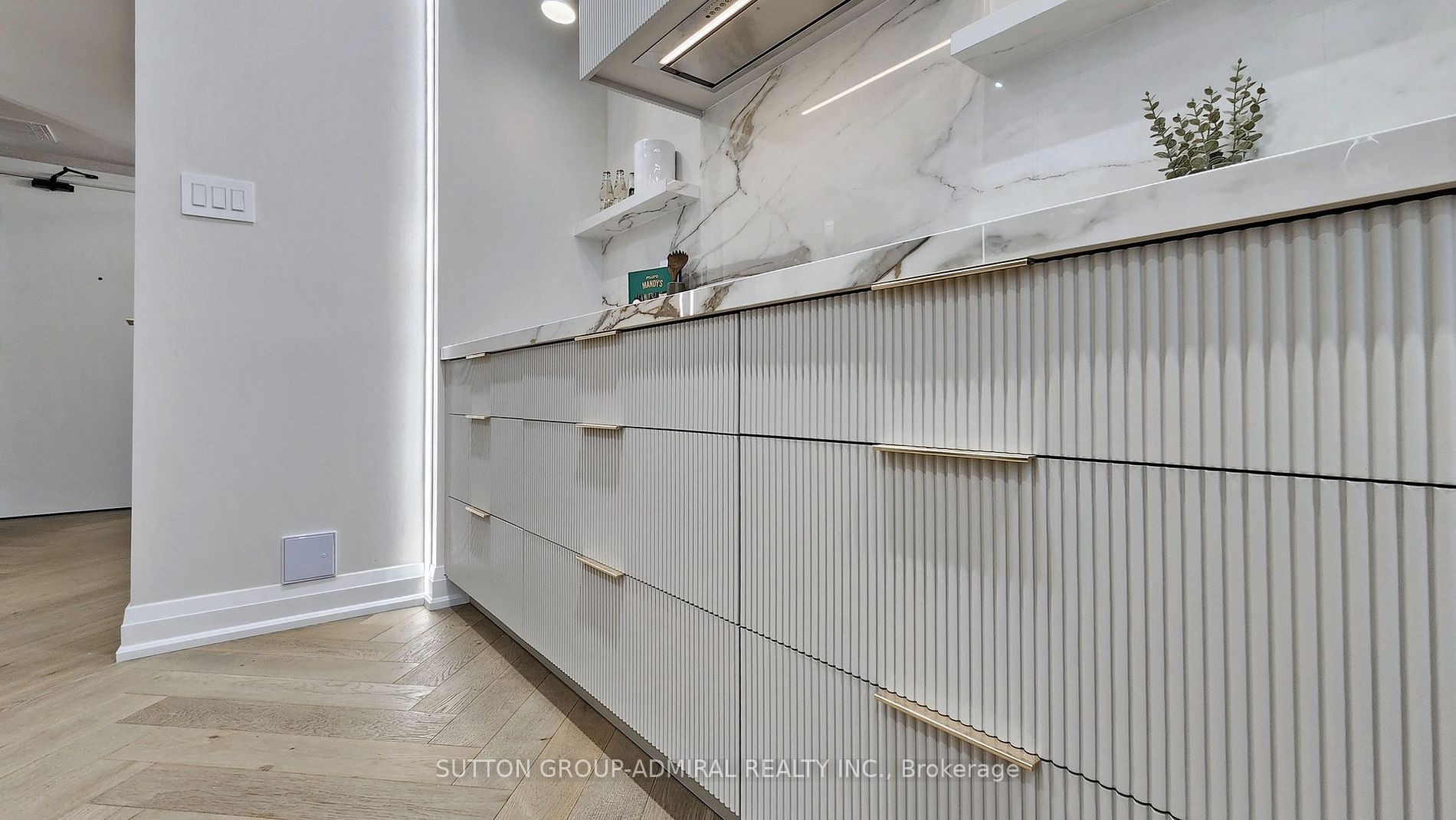 616 Avenue Rd, #602