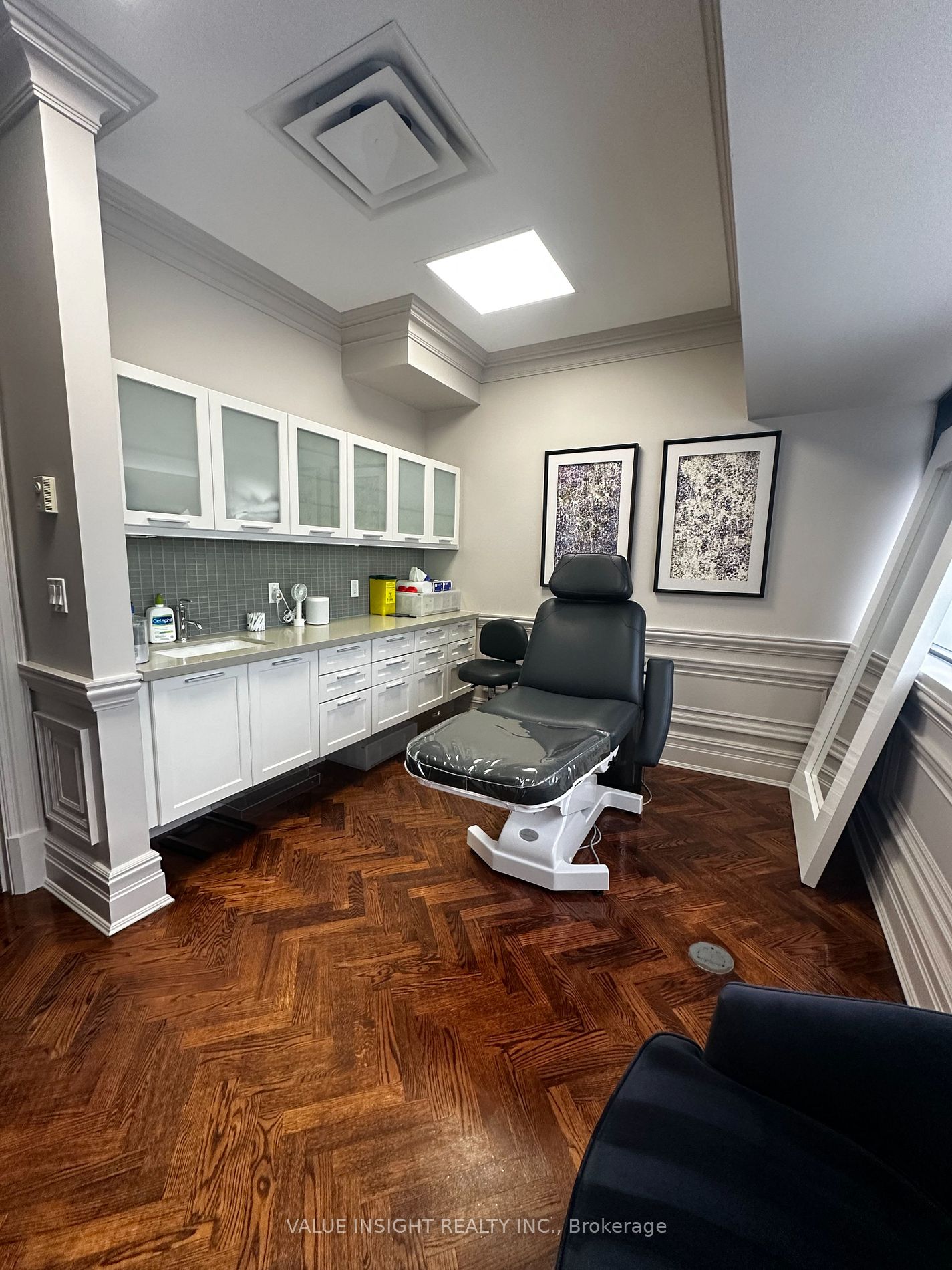 199 Avenue Rd, #Unit 2D