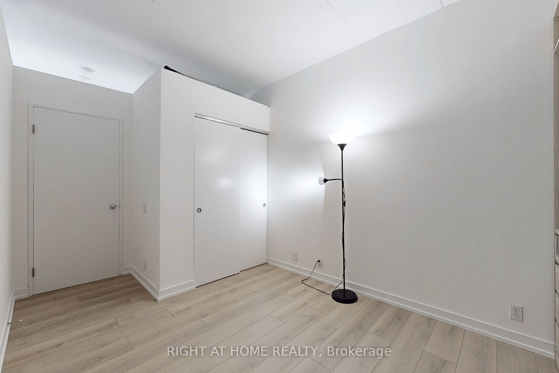 36 Charlotte St, #405