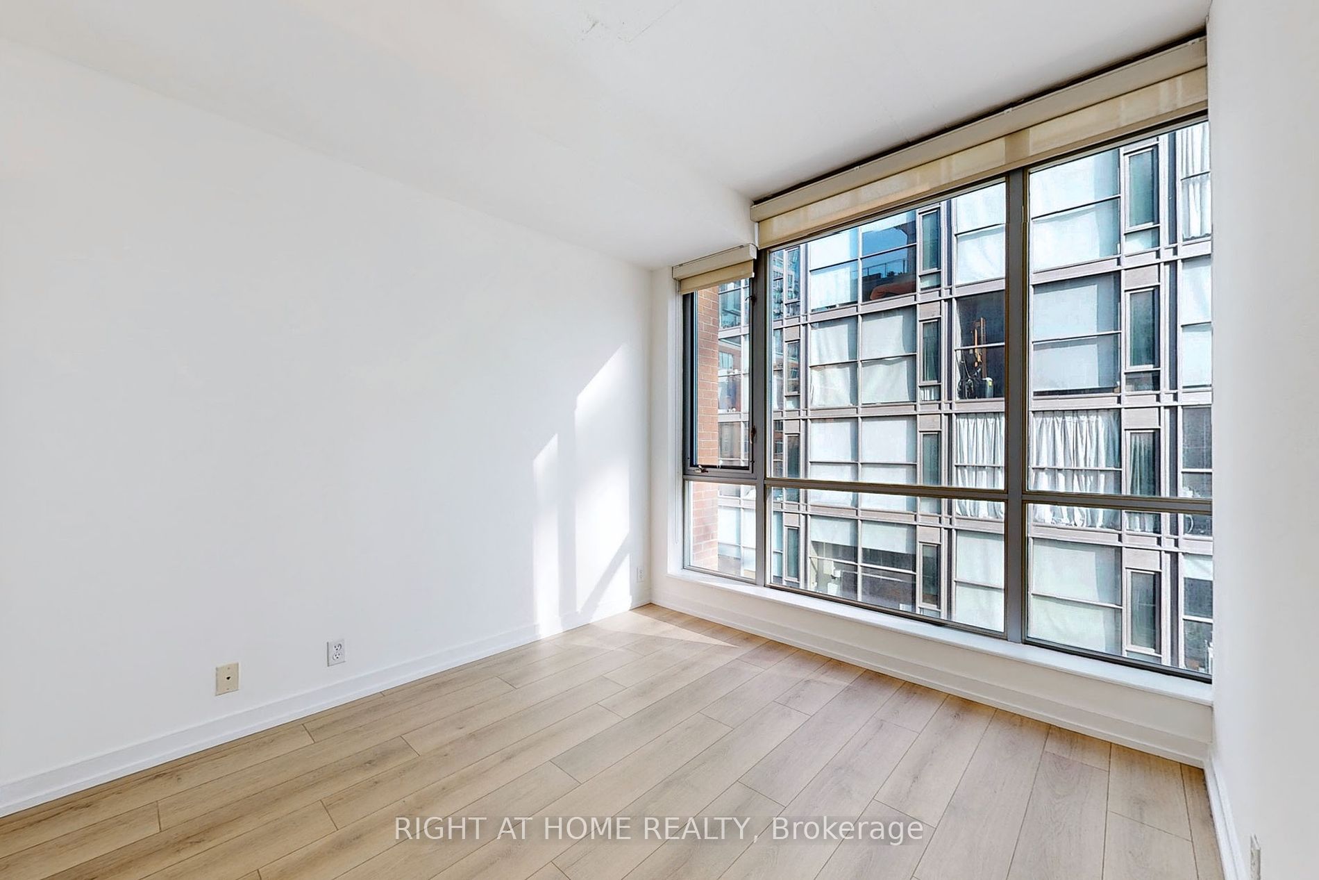 36 Charlotte St, #405