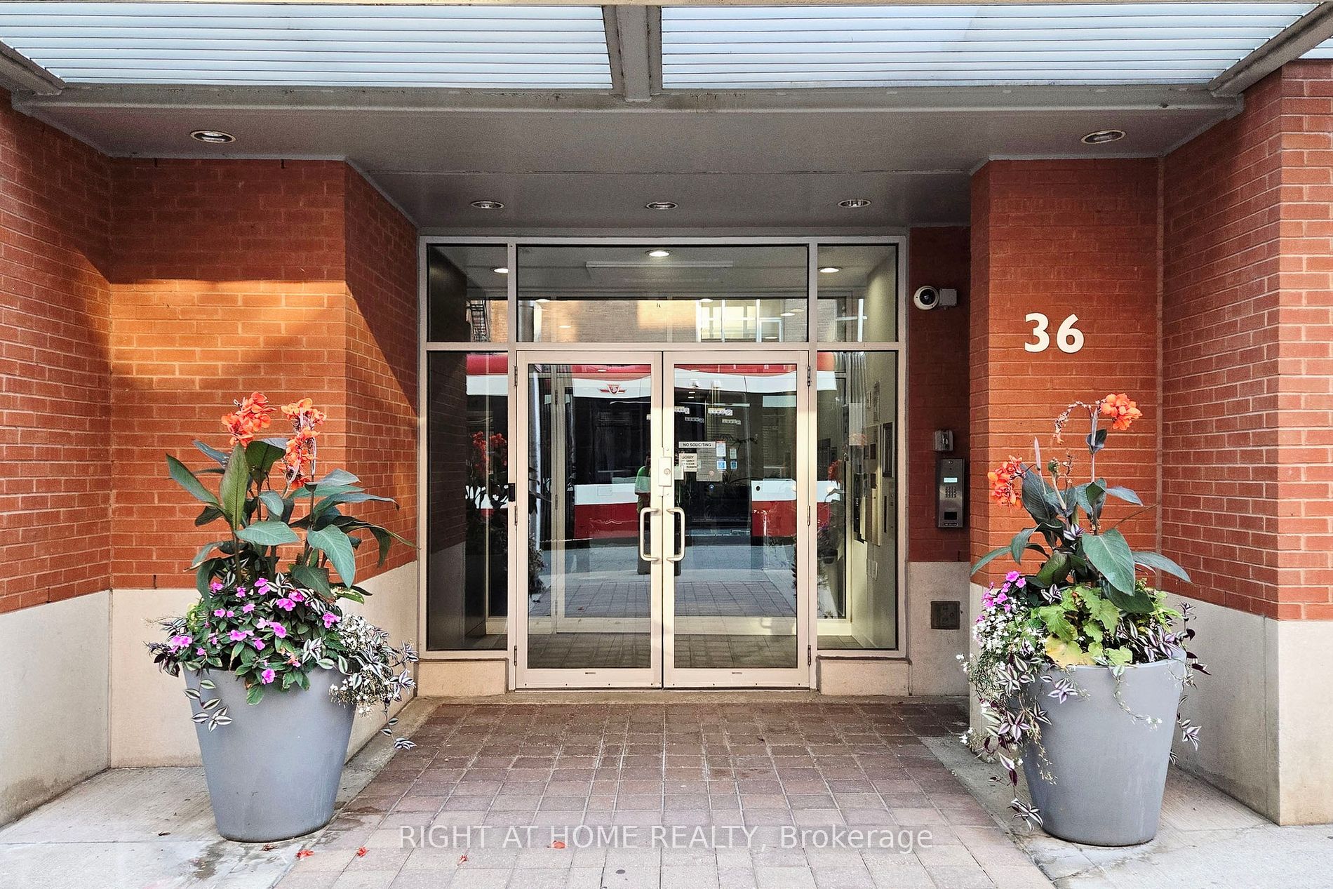 36 Charlotte St, #405