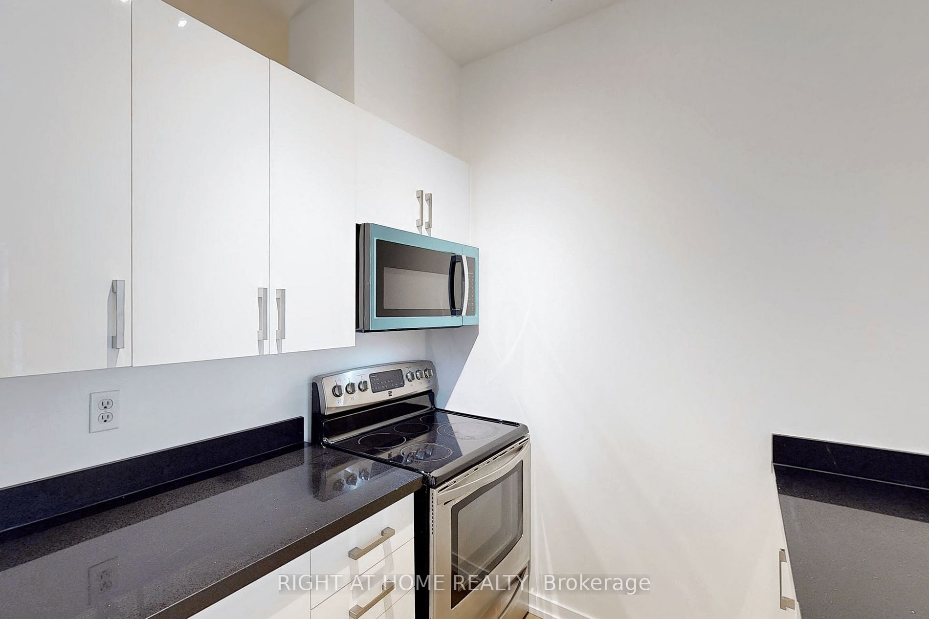 36 Charlotte St, #405