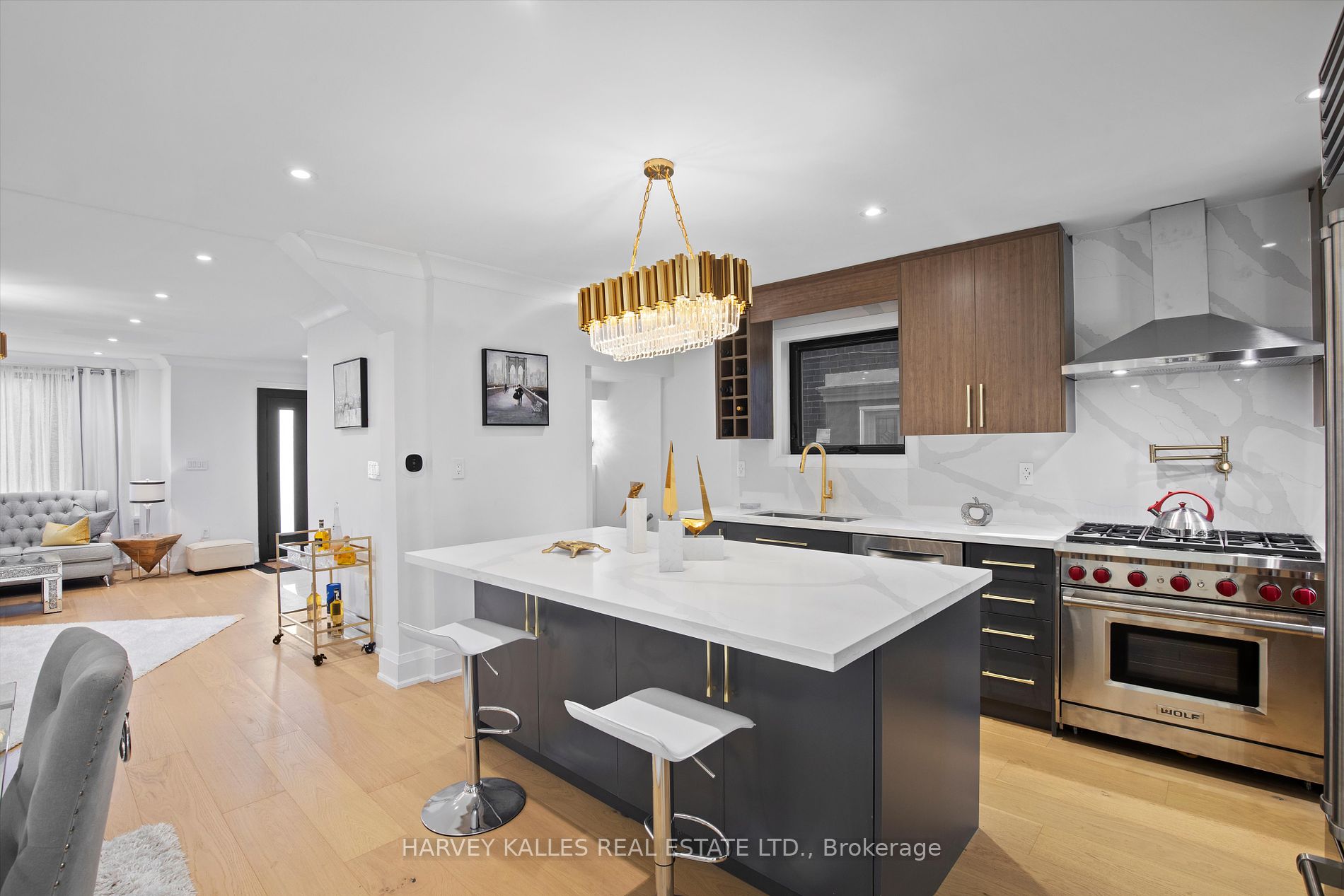 293 Chaplin Cres