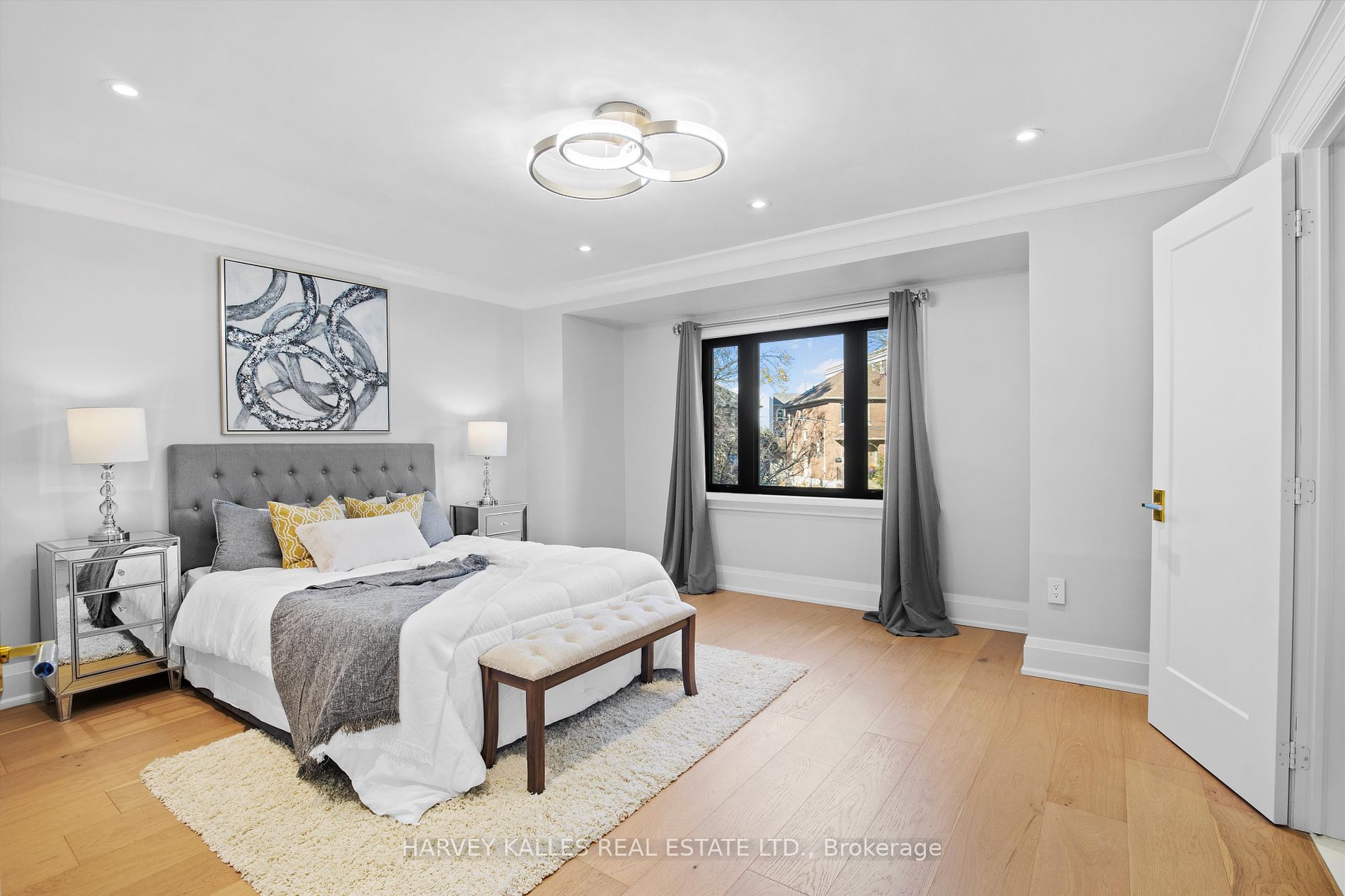 293 Chaplin Cres