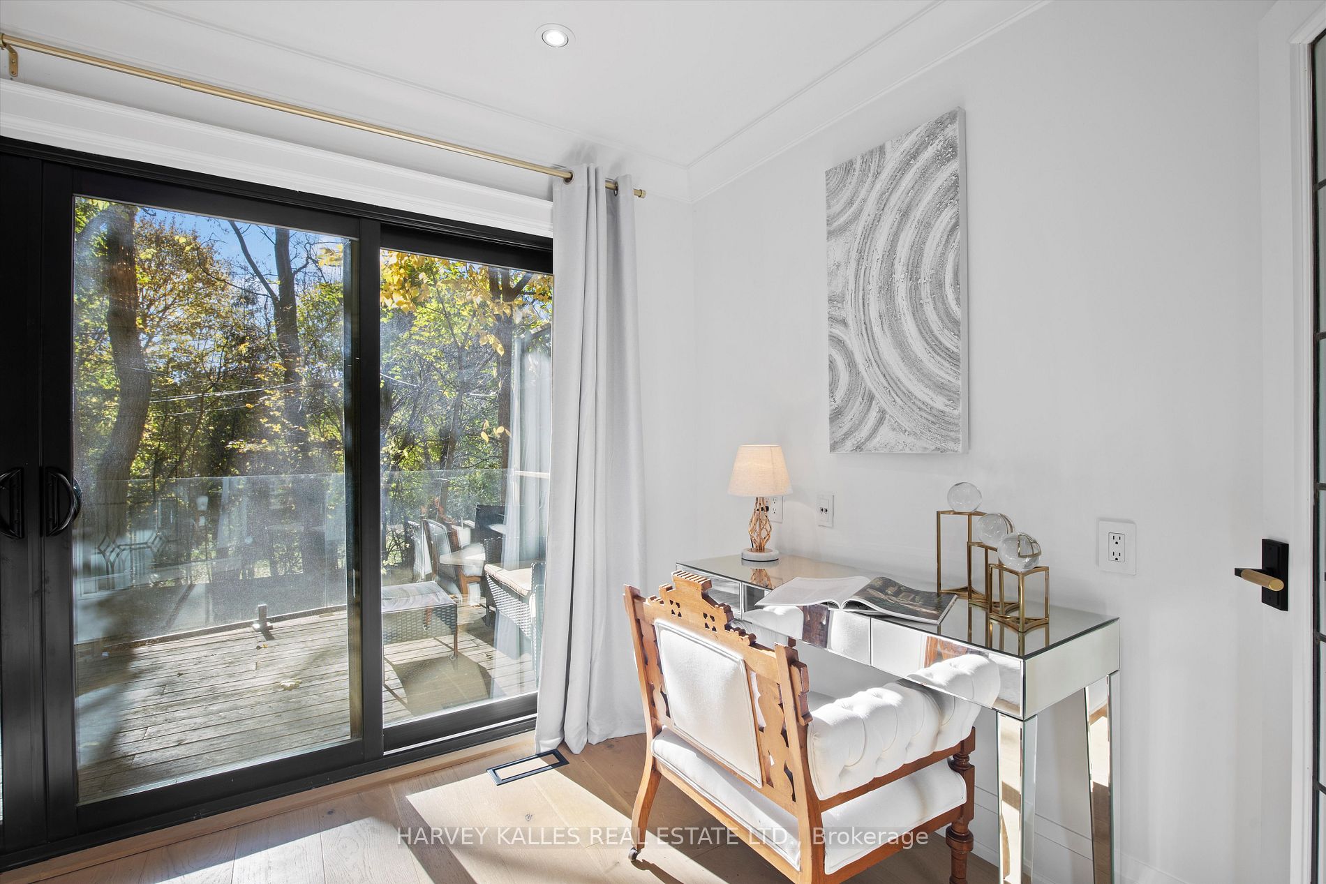 293 Chaplin Cres