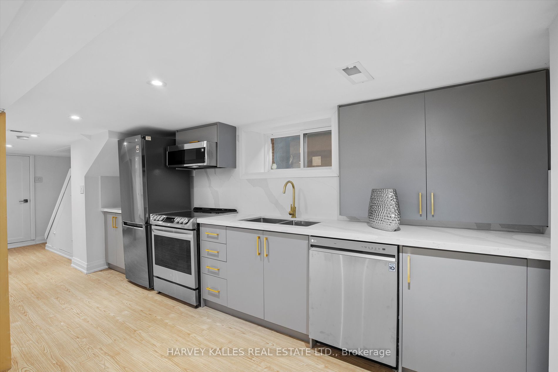 293 Chaplin Cres
