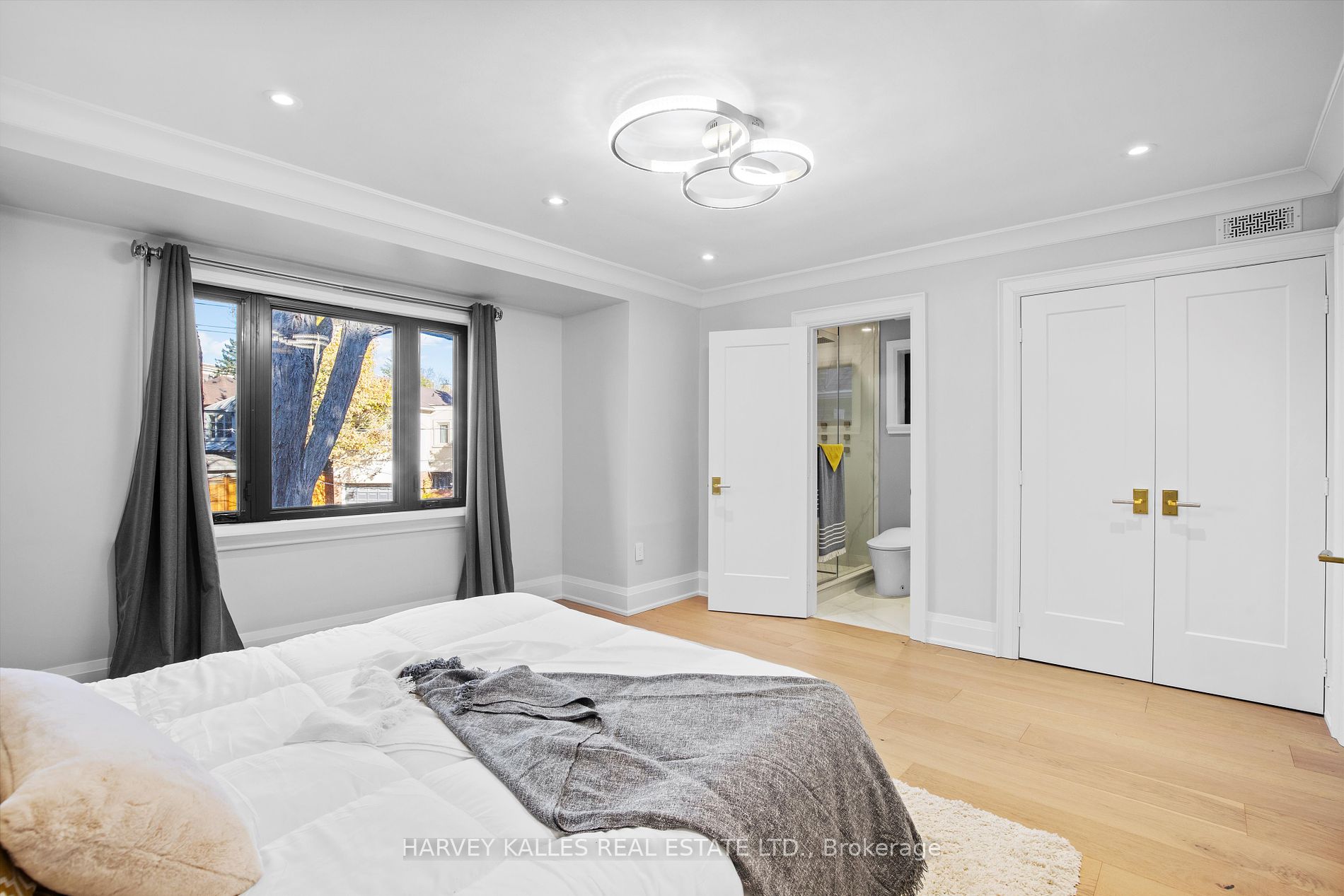 293 Chaplin Cres