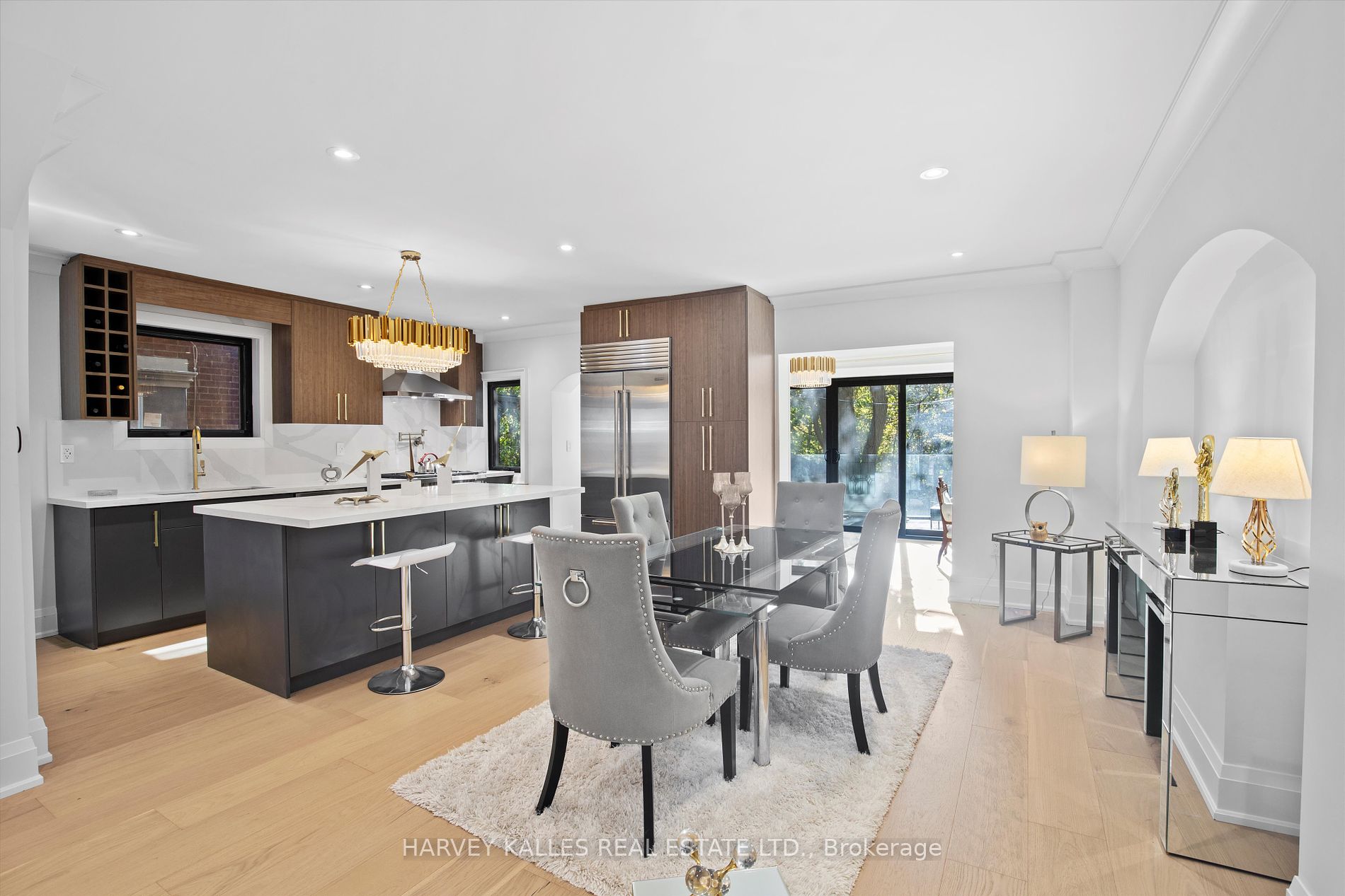 293 Chaplin Cres
