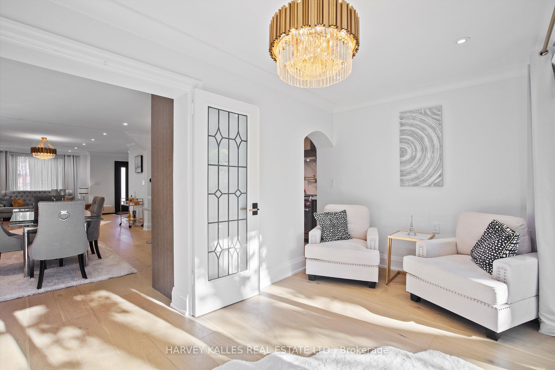 293 Chaplin Cres