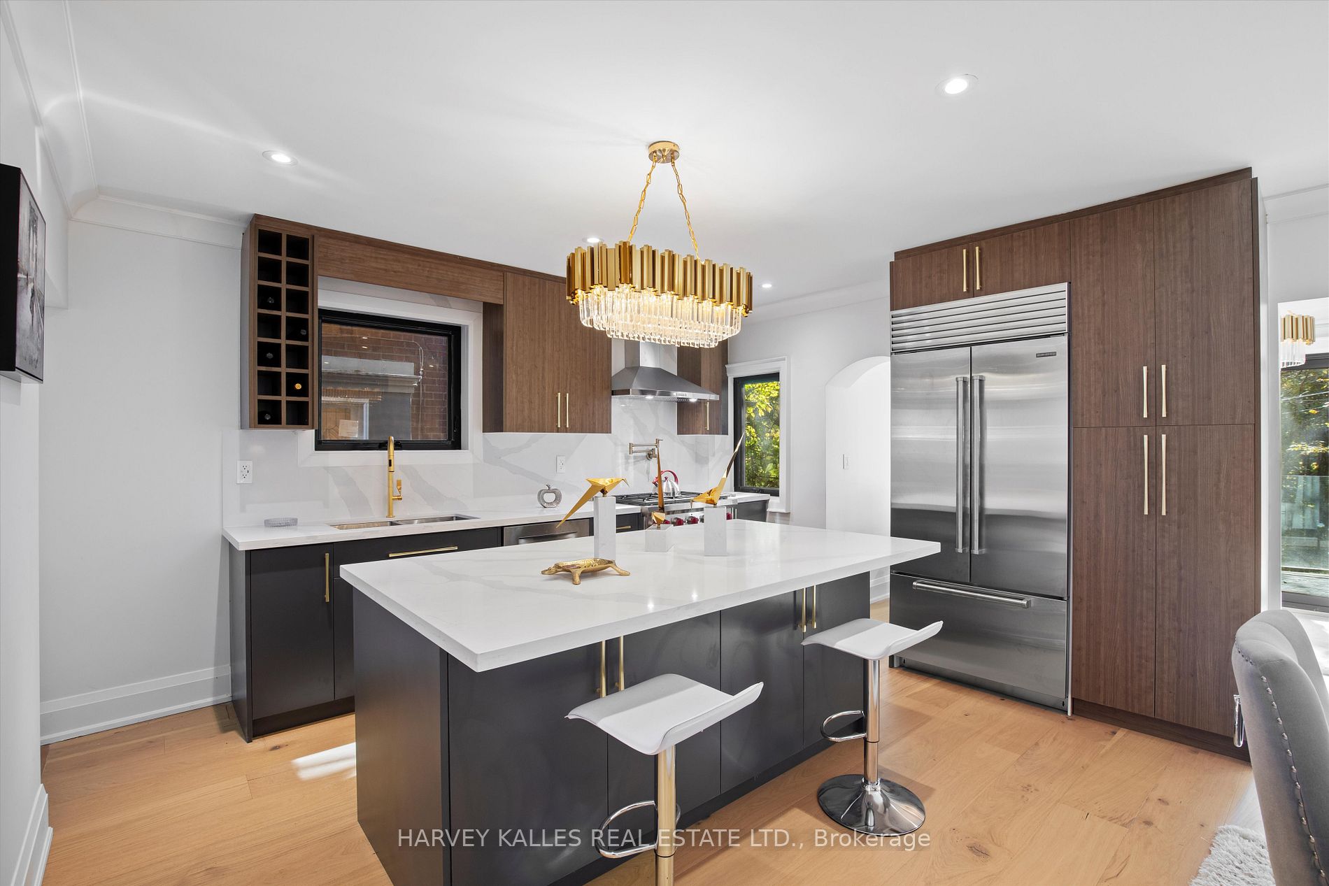 293 Chaplin Cres