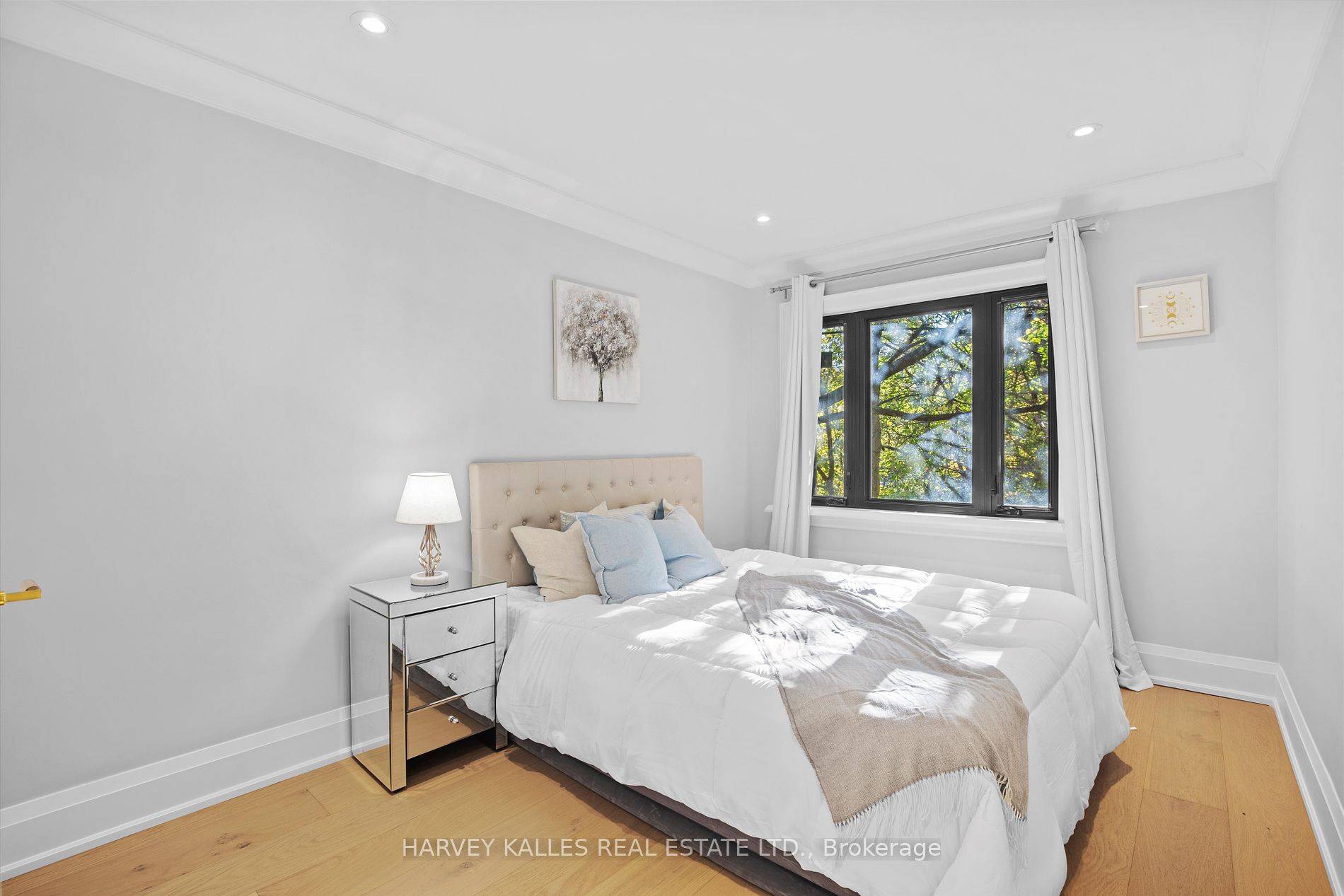 293 Chaplin Cres