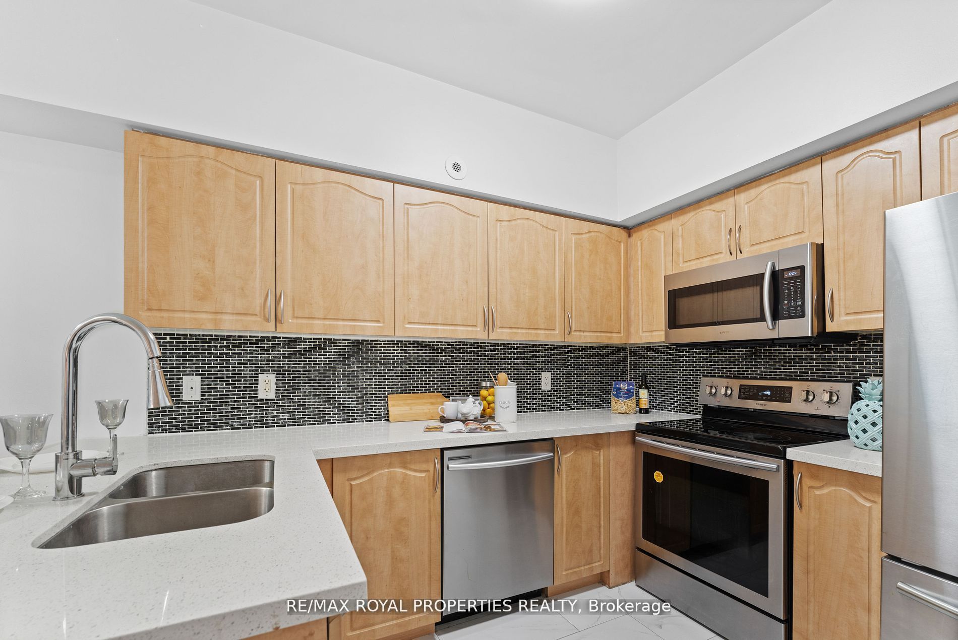 1496 Victoria Park Ave, #119