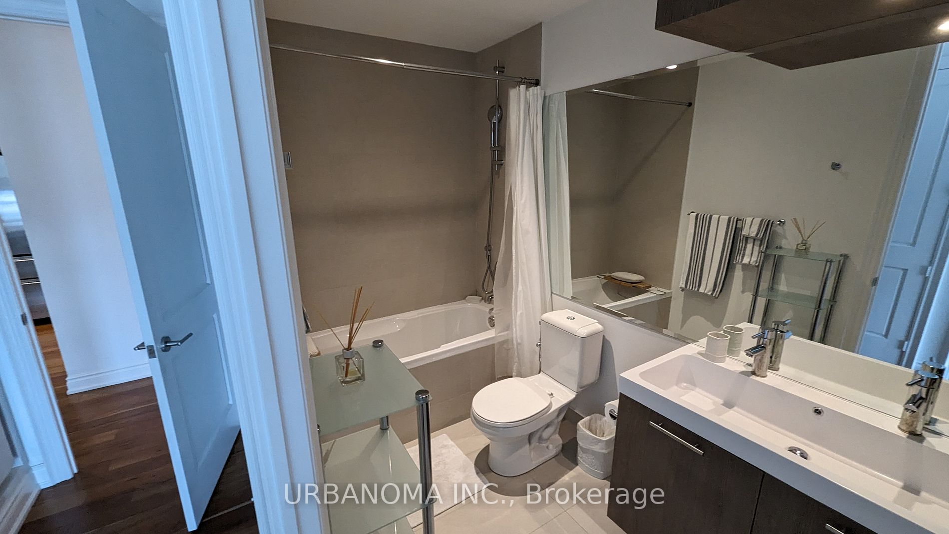 388 Yonge St W, #6116