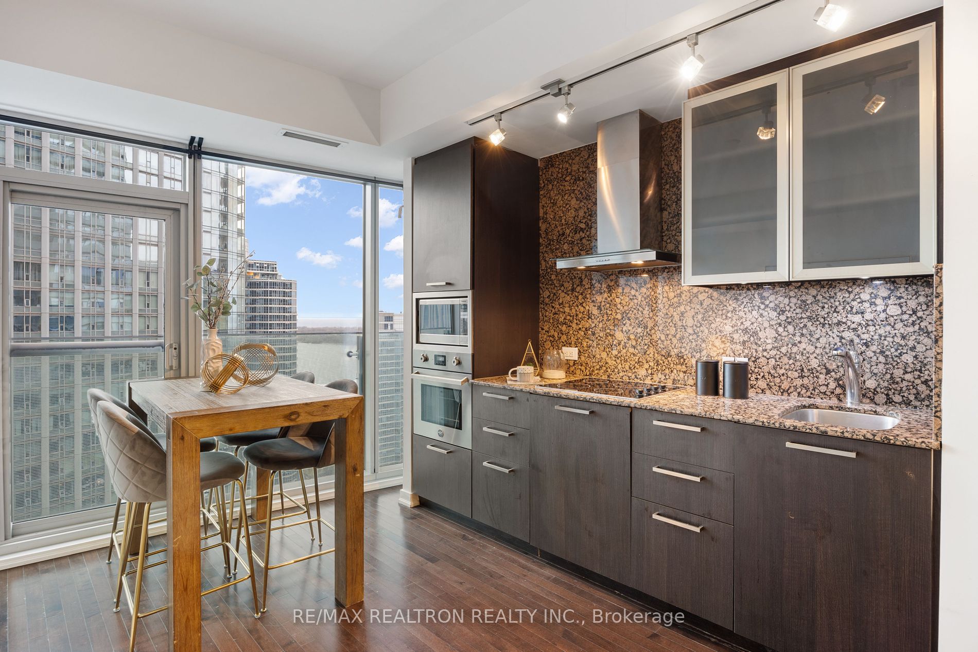 14 York St, #2704