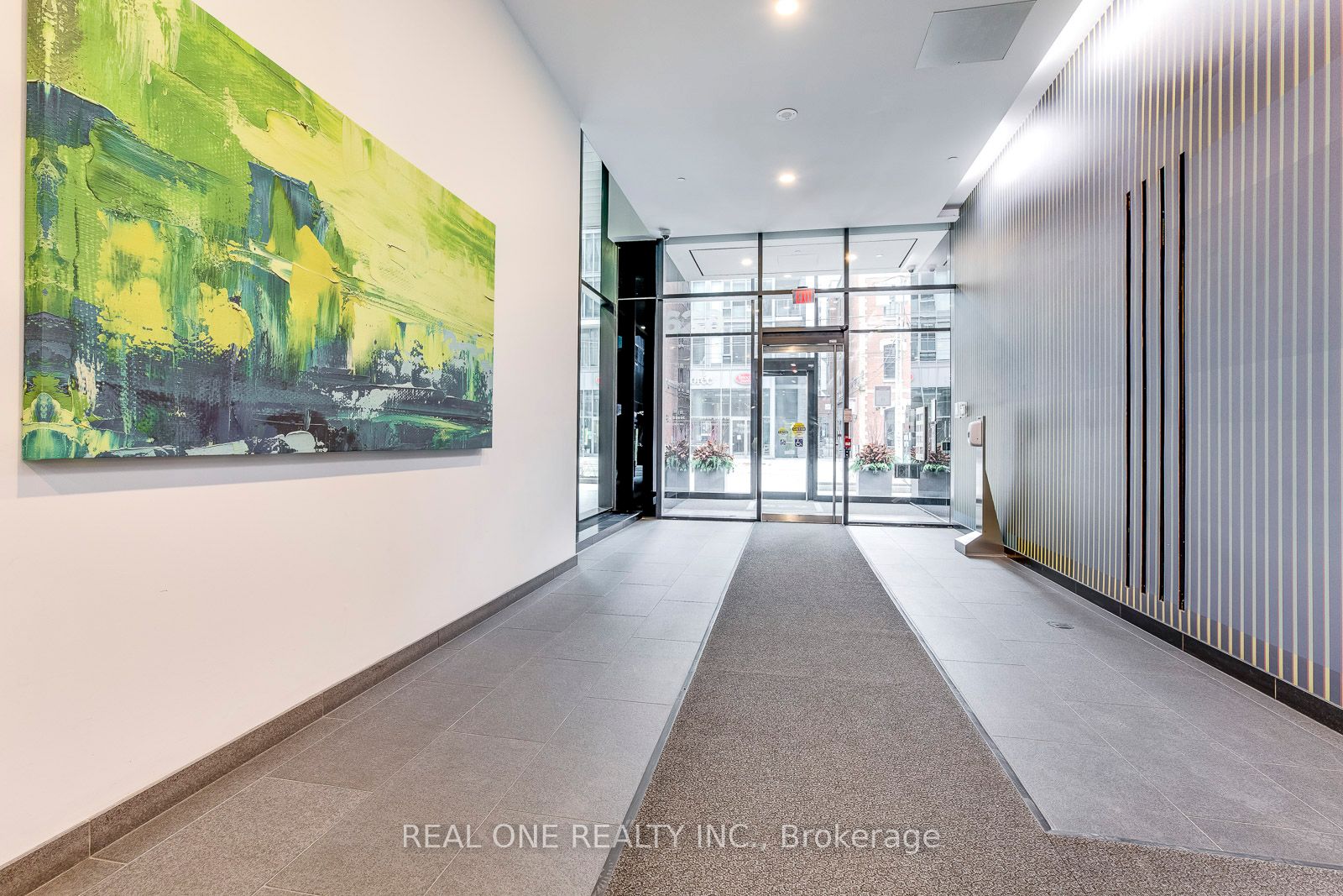 629 King St W, #913