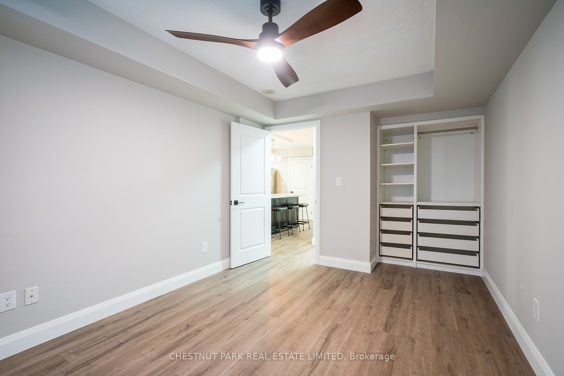 270 Wellington St W, #523