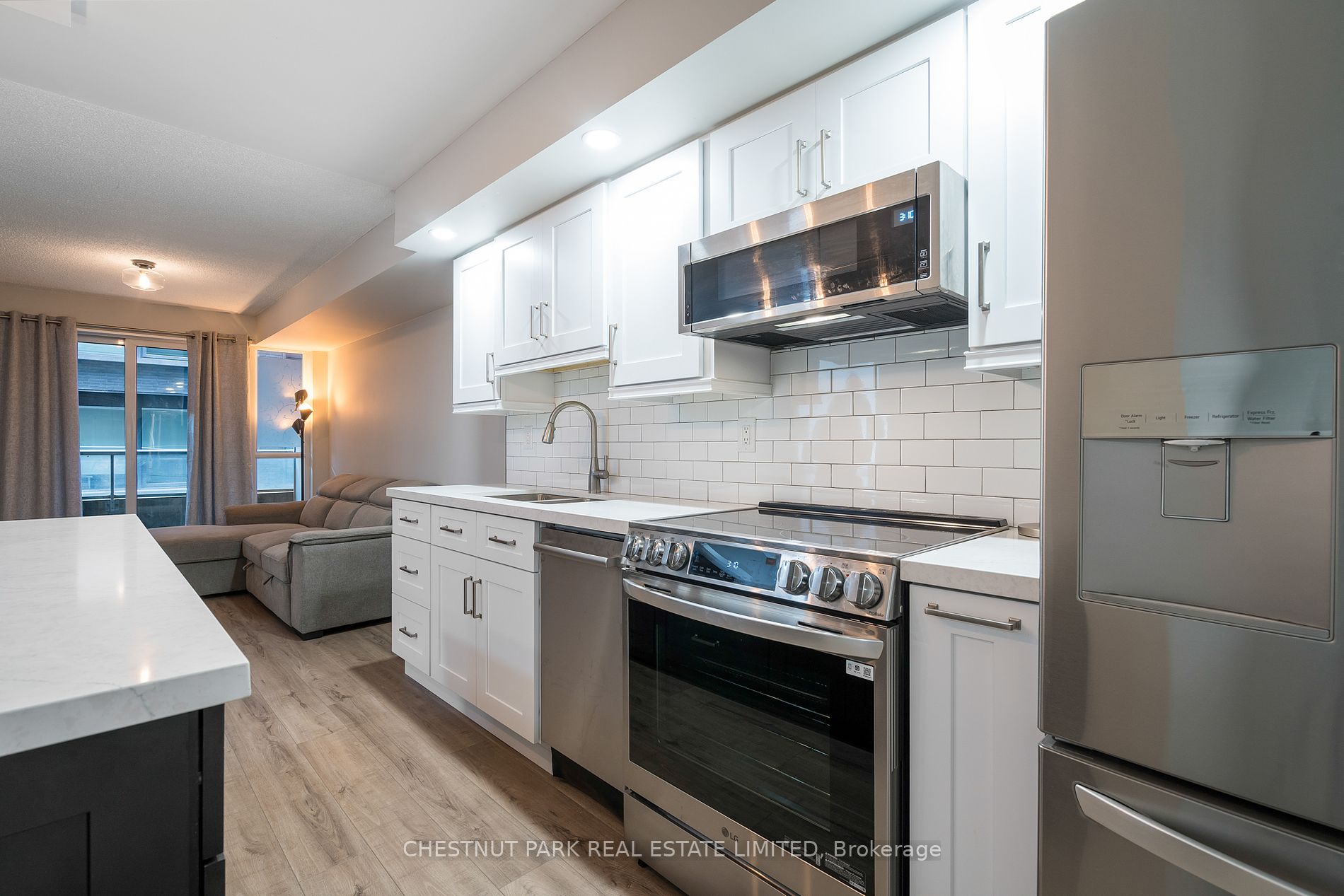 270 Wellington St W, #523