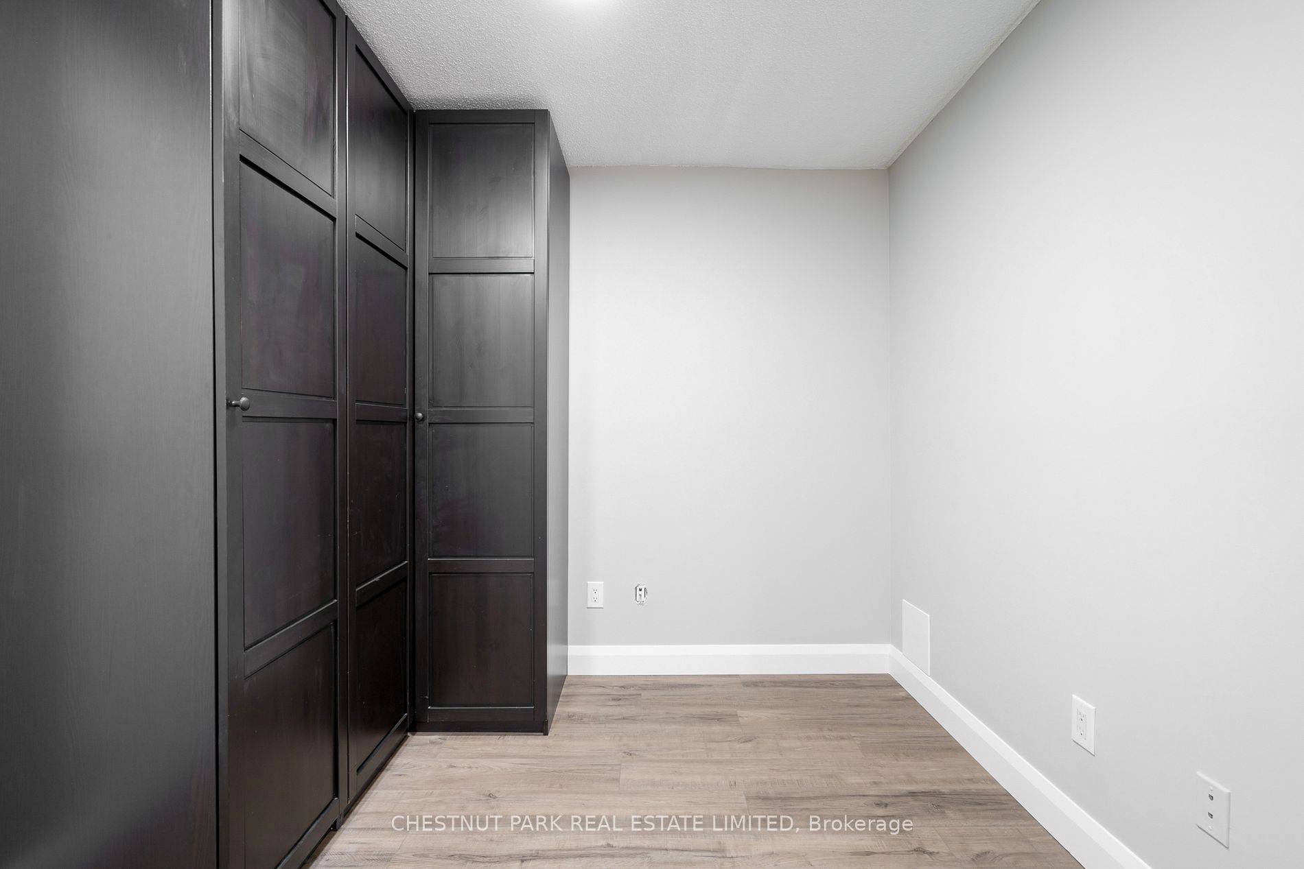 270 Wellington St W, #523