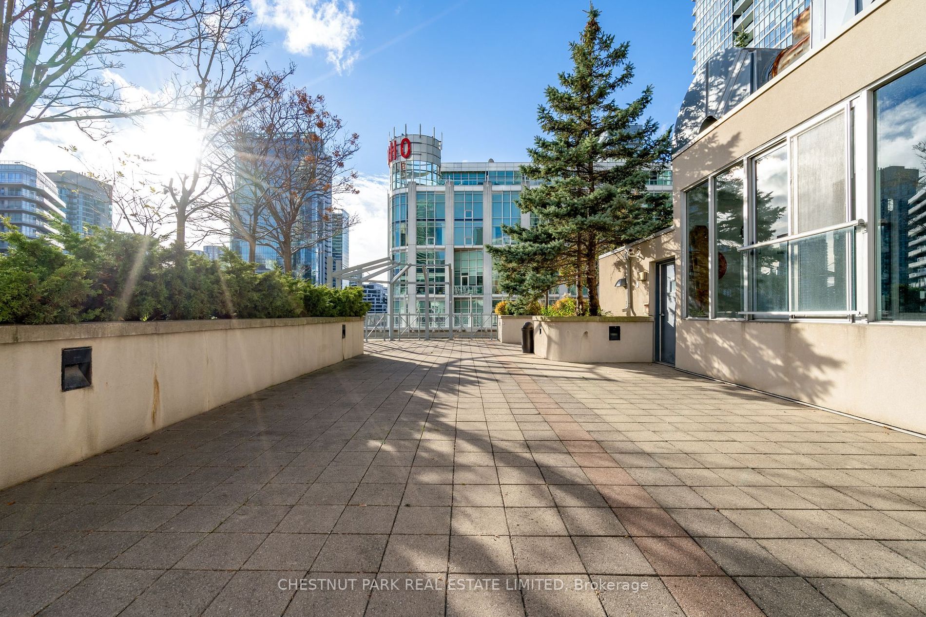 270 Wellington St W, #523