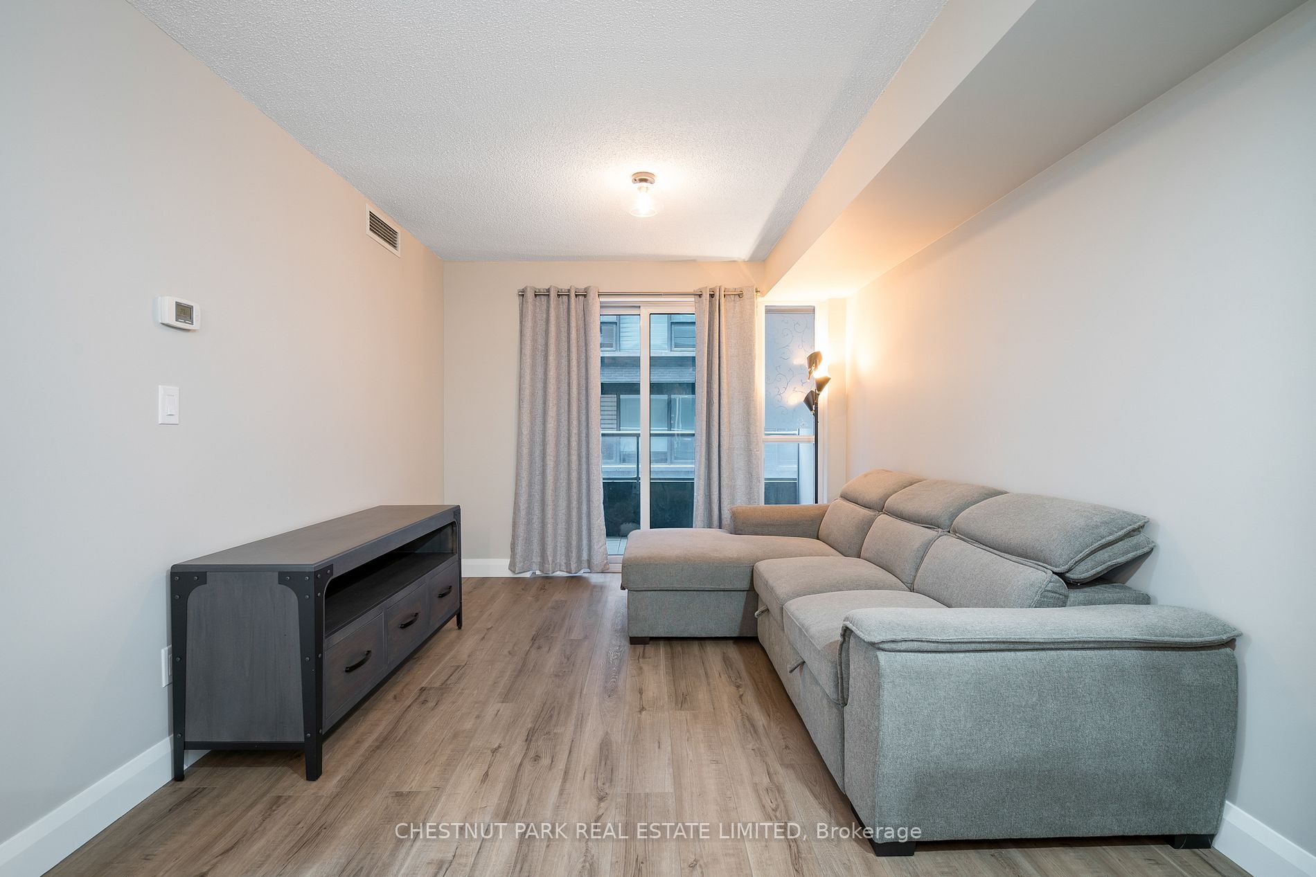 270 Wellington St W, #523