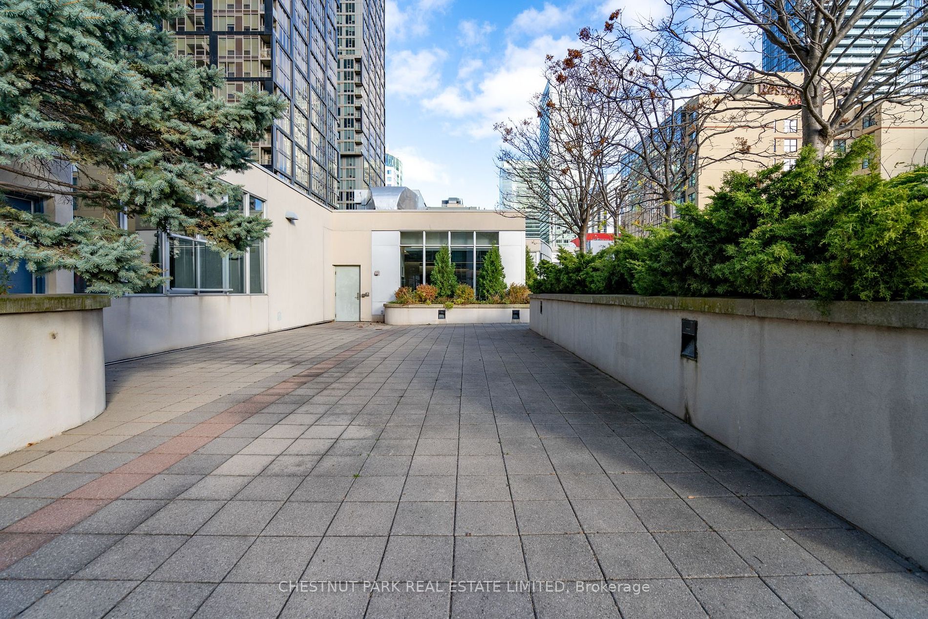 270 Wellington St W, #523