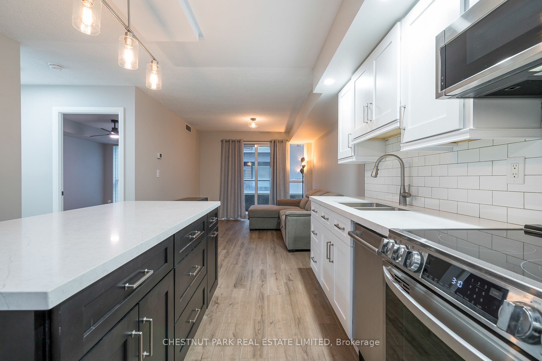 270 Wellington St W, #523